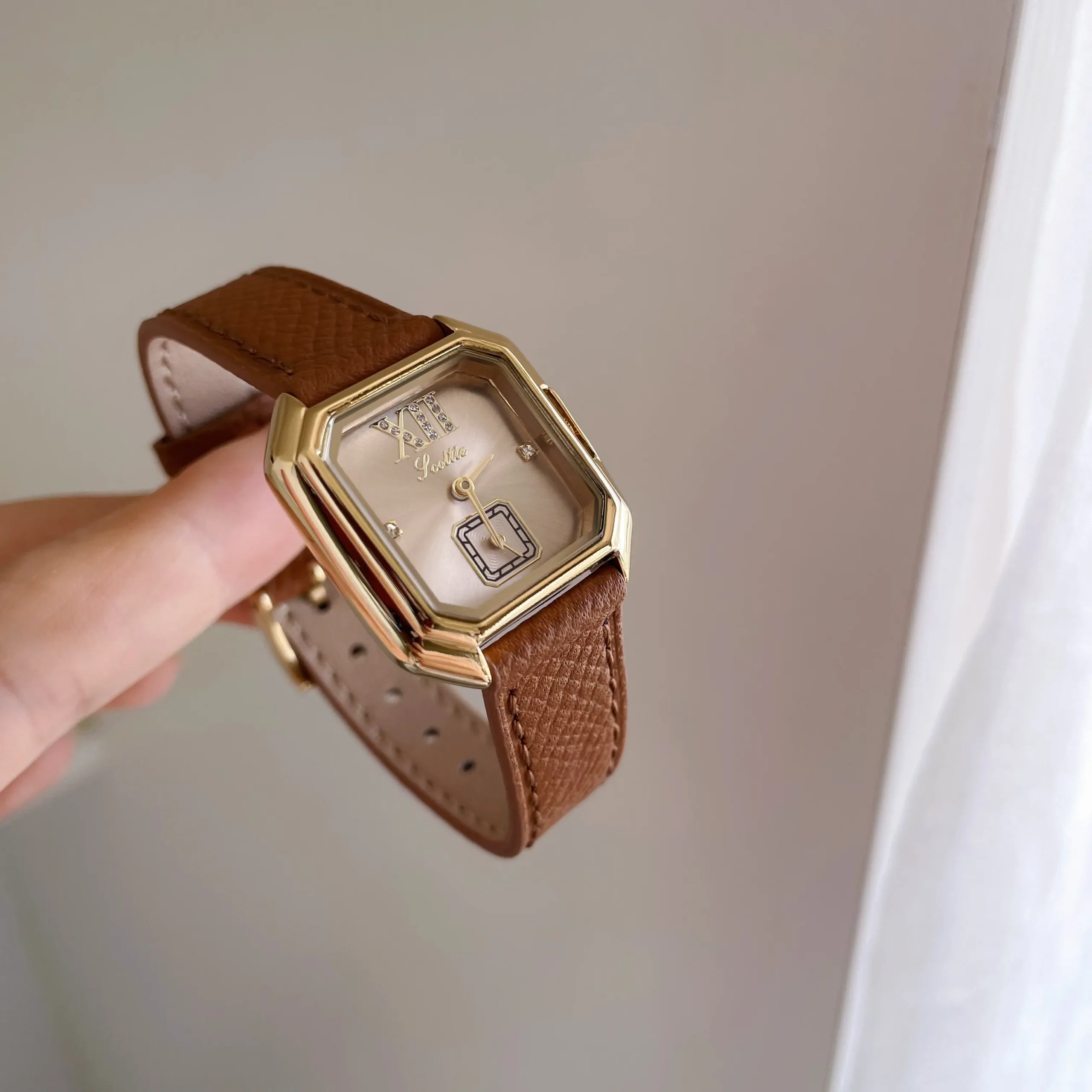 Retro vintage ladies watch with champagne dial and brown leather strap