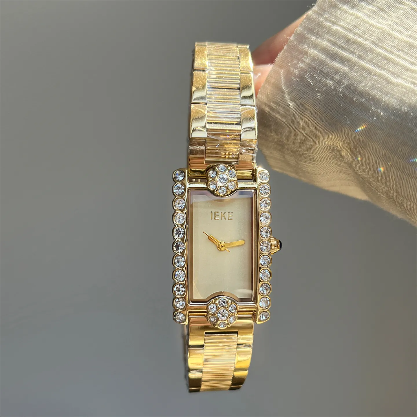 Vintage women's watch with gold bracelet and champagne dial