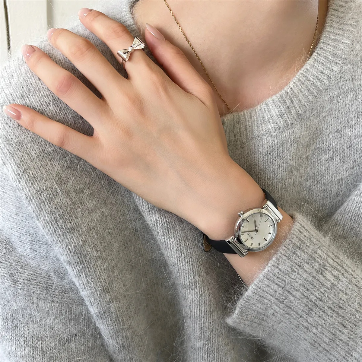 Retro leather round dial watch in black and silver for women