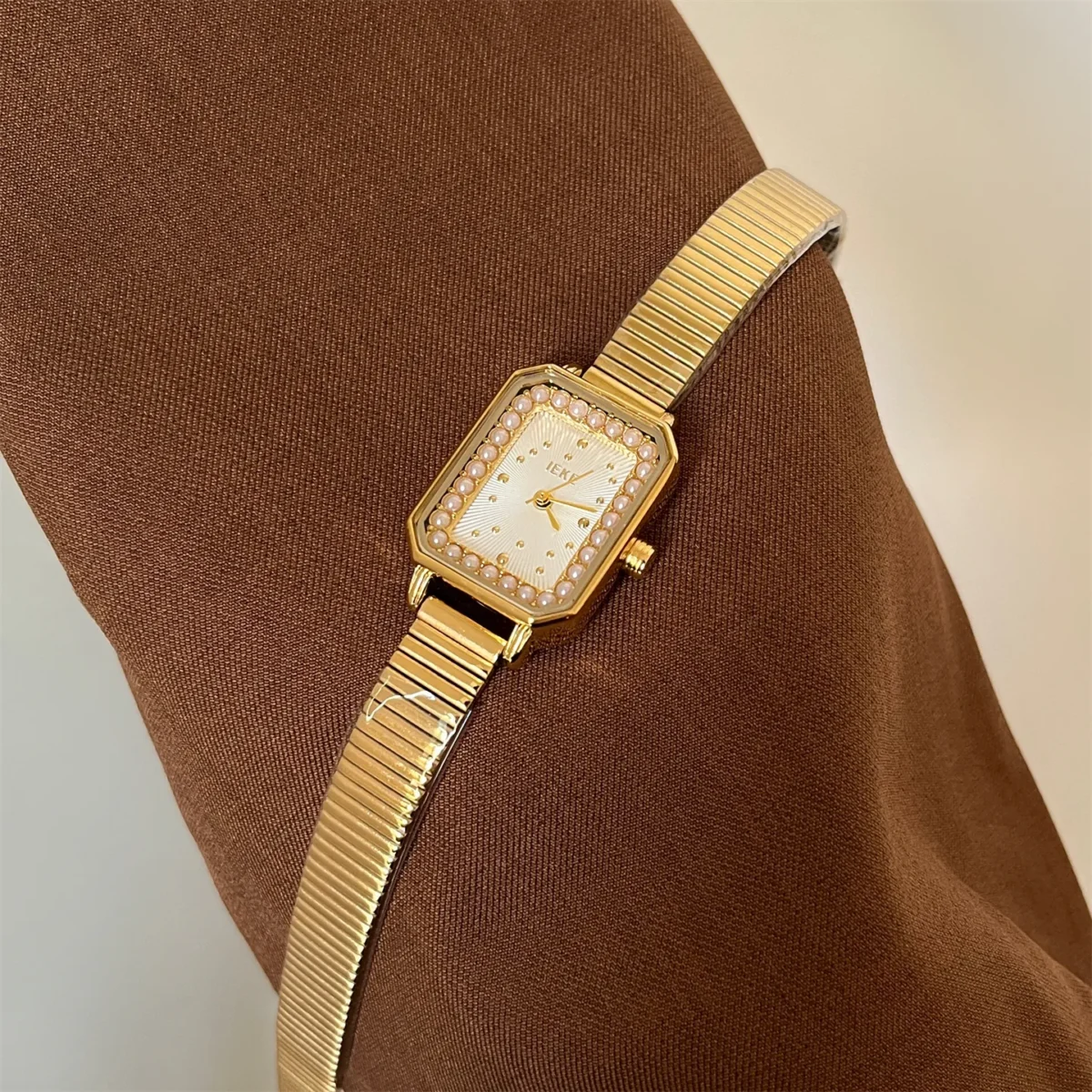 Pearl dial vintage gold watch for women with gold metal strap and white face