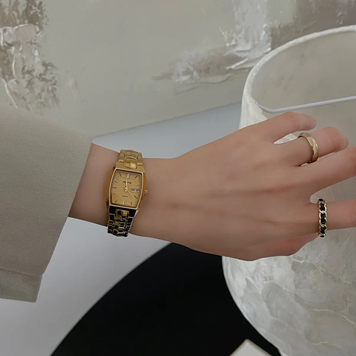 Vintage women’s gold retro watch with quartz movement and stainless steel strap