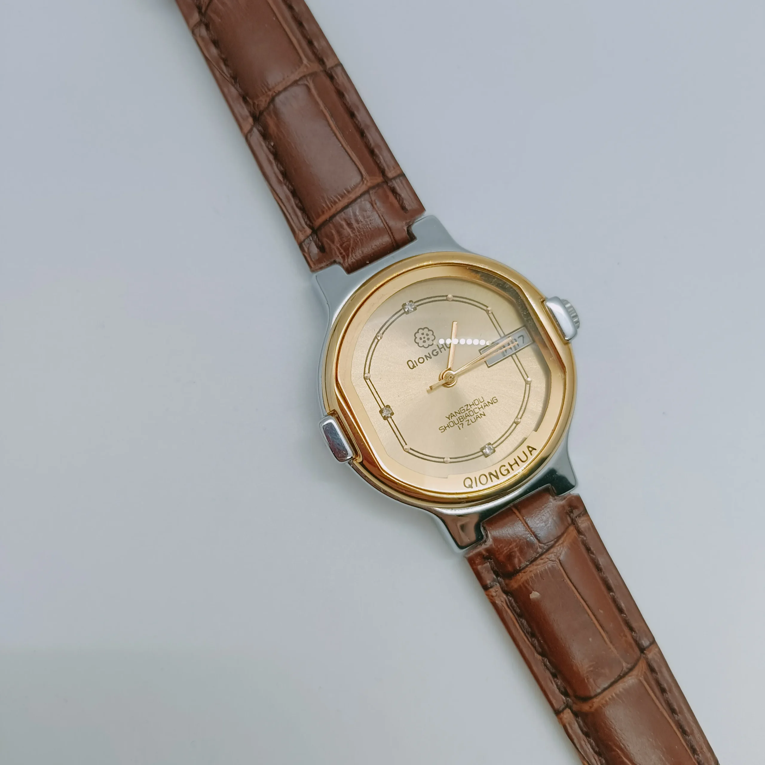 Side view of vintage 1980s men’s gold dial leather watch – WatchTrio