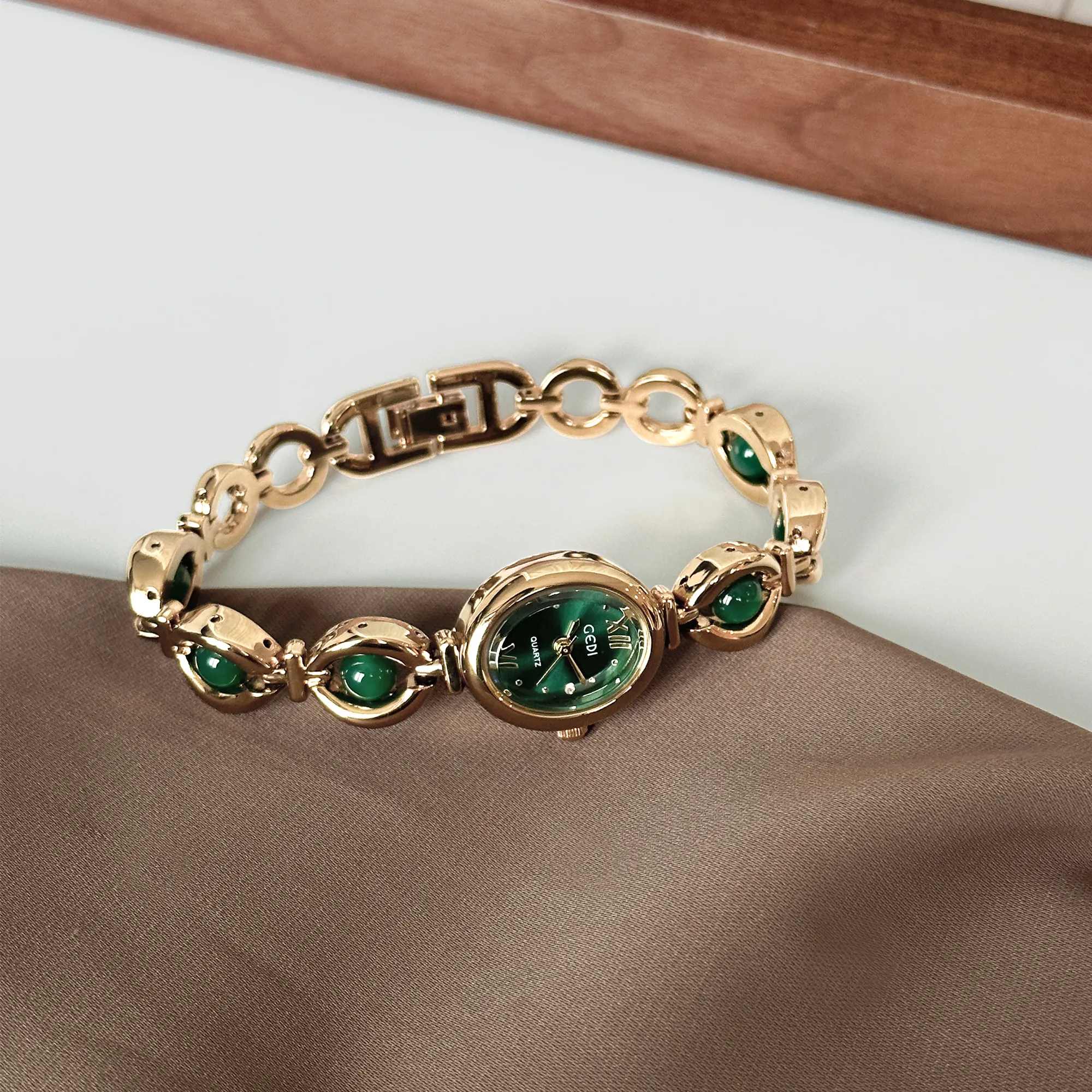 Vintage Gold Women’s Bracelet Watch with green gemstone accents – WatchTrio