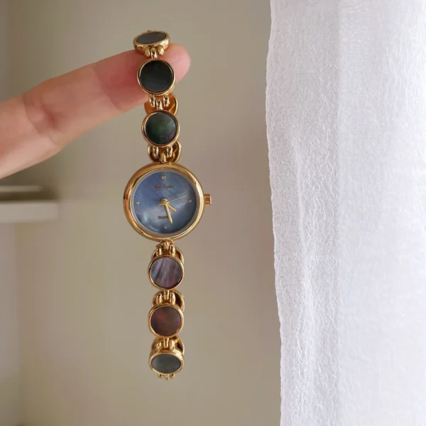 Retro women’s bracelet watch with white mother-of-pearl dial – WatchTrio