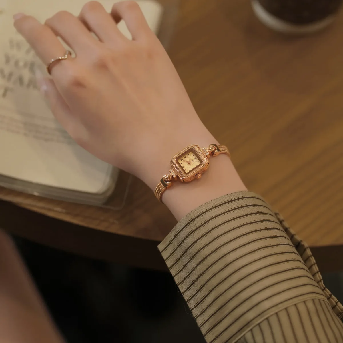 Vintage bracelet women’s watch with rose gold dial – WatchTrio