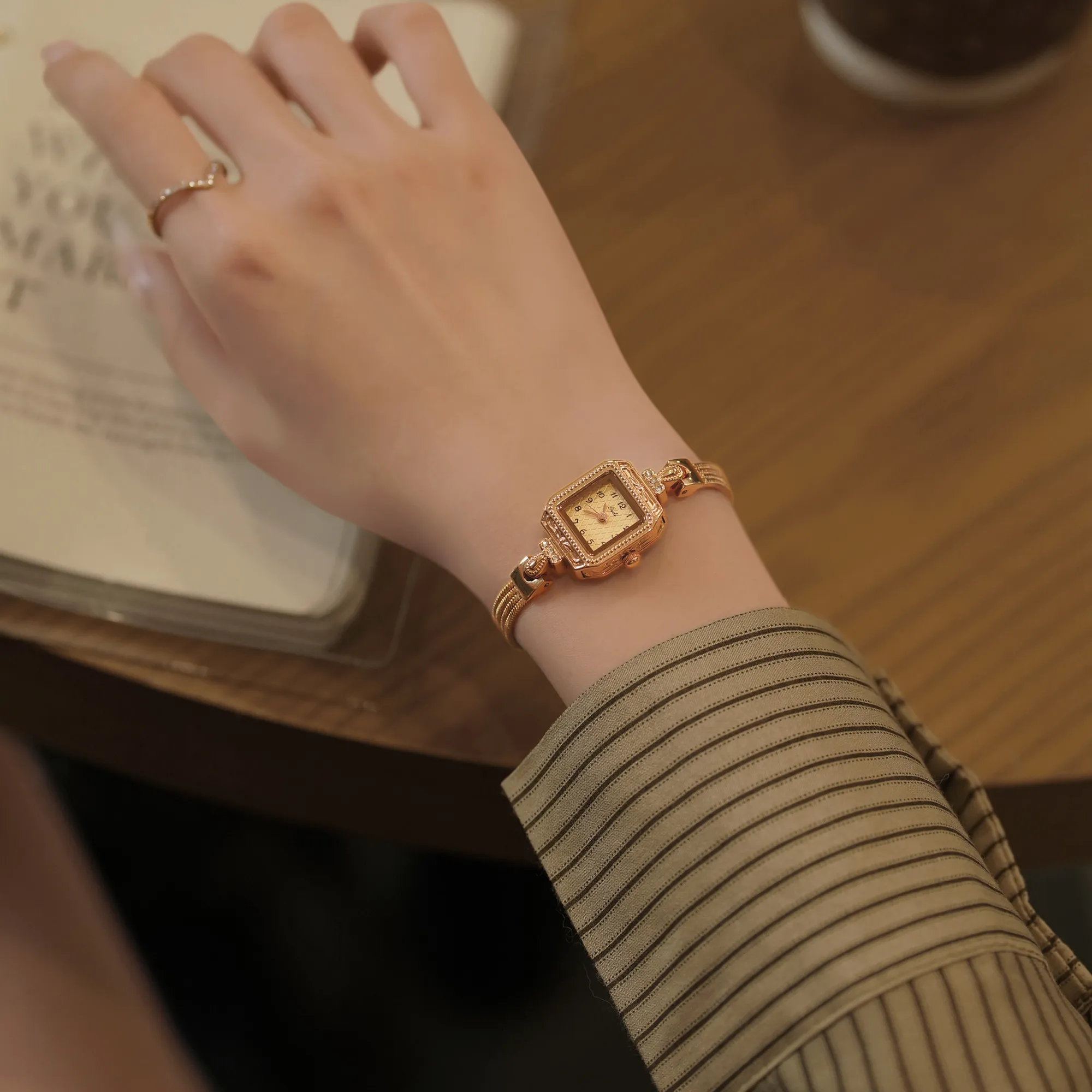 Vintage bracelet women’s watch with rose gold dial – WatchTrio