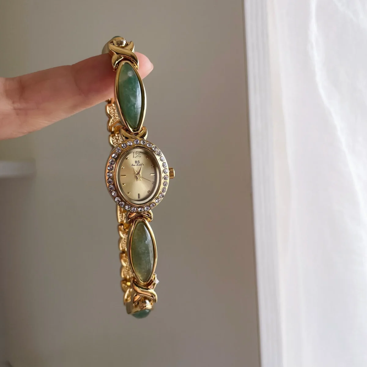 Vintage gemstone oval women’s bracelet watch with gold dial – WatchTrio