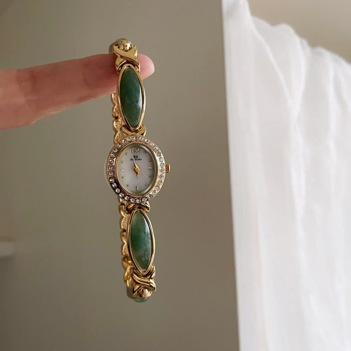 Vintage gemstone oval women’s bracelet watch in gold with white dial – WatchTrio
