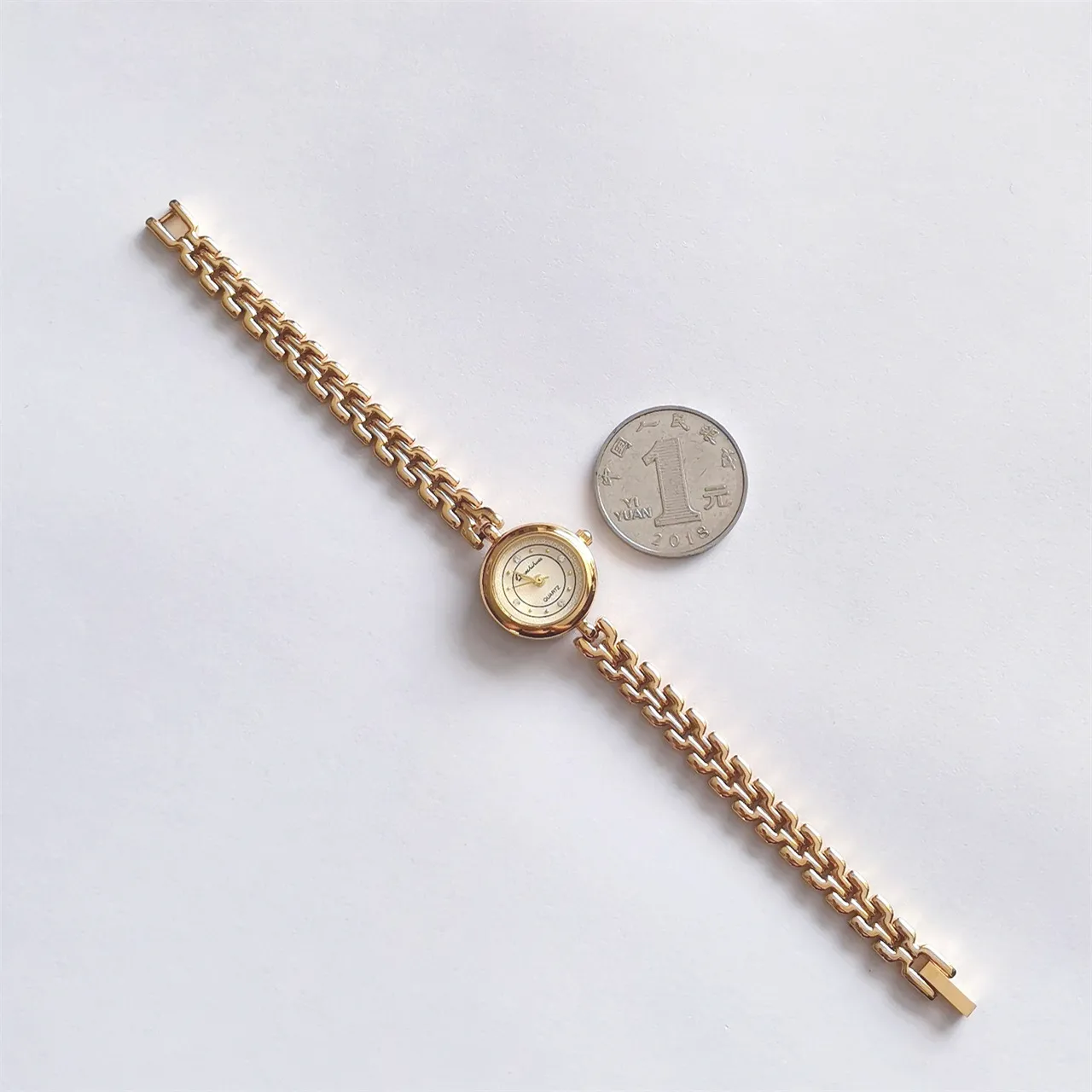 Size reference of vintage gold bracelet women’s watch with coin