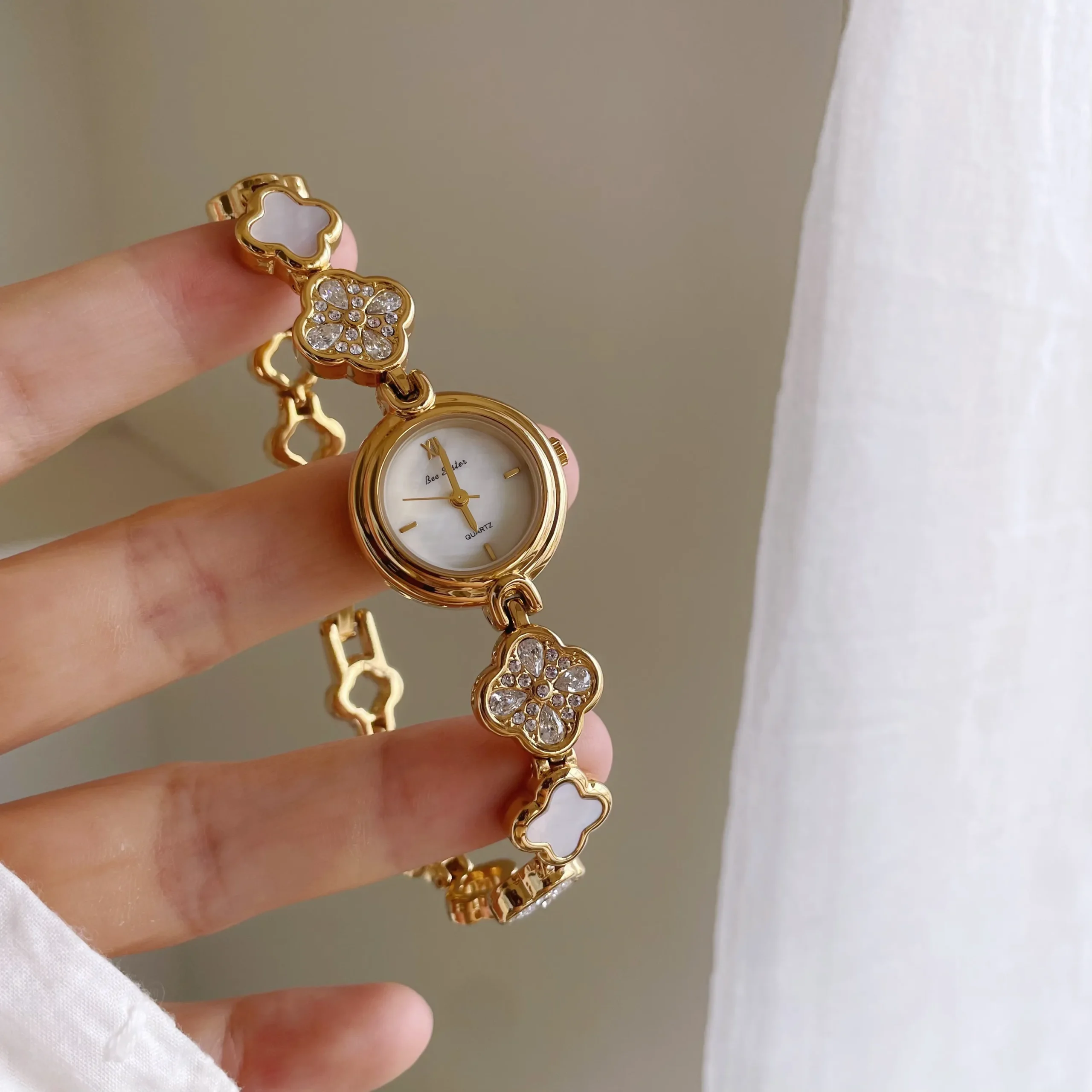 Vintage gold women’s bracelet watch with white mother-of-pearl dial – WatchTrio