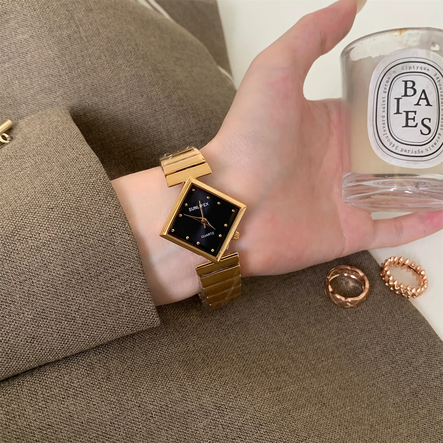 Retro gold women’s square diamond-shape watch with black dial – WatchTrio