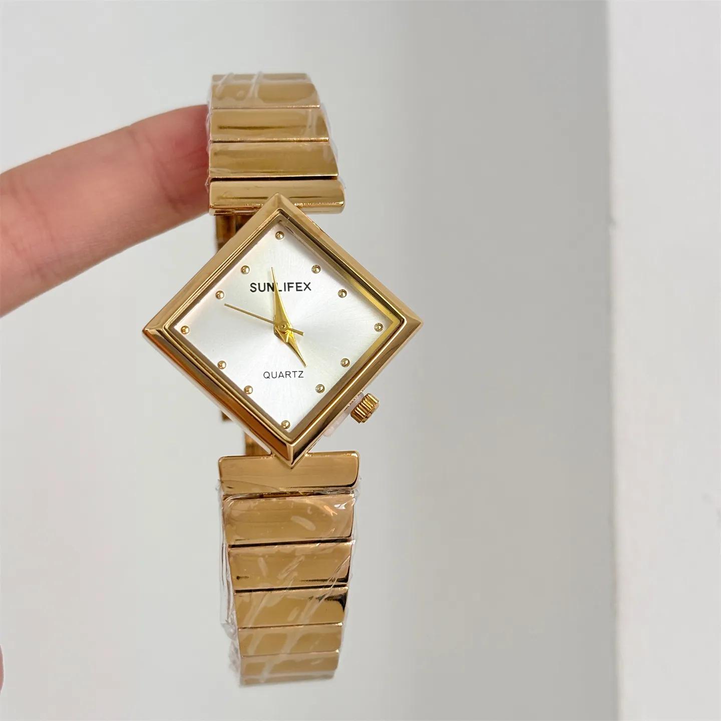 Vintage gold women’s watch with white square dial – WatchTrio