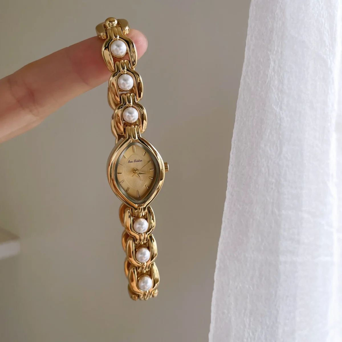 Vintage pearl bracelet women’s gold watch – marquise case Captions: