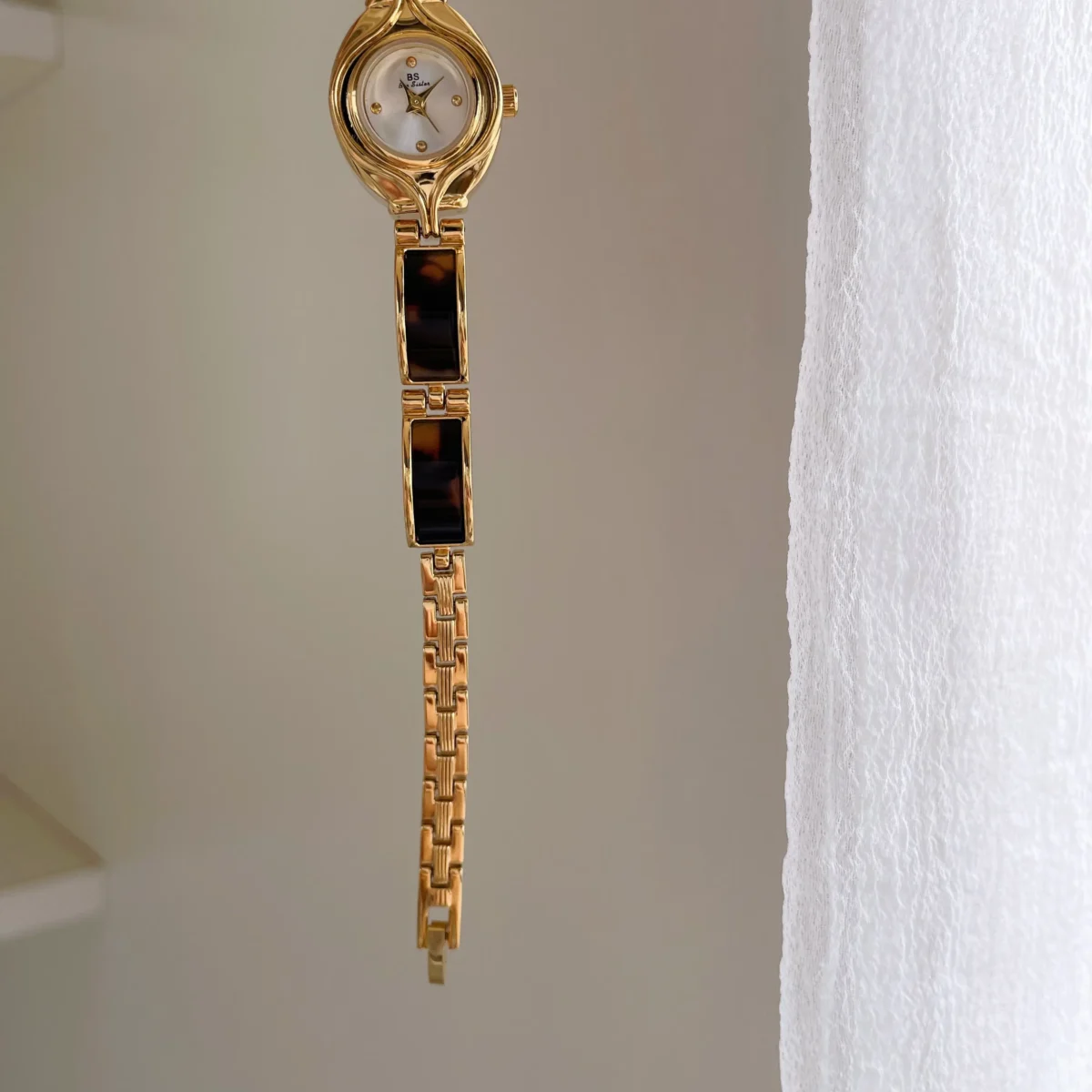 Vintage gold oval women’s bracelet watch with tortoiseshell chain design – WatchTrio