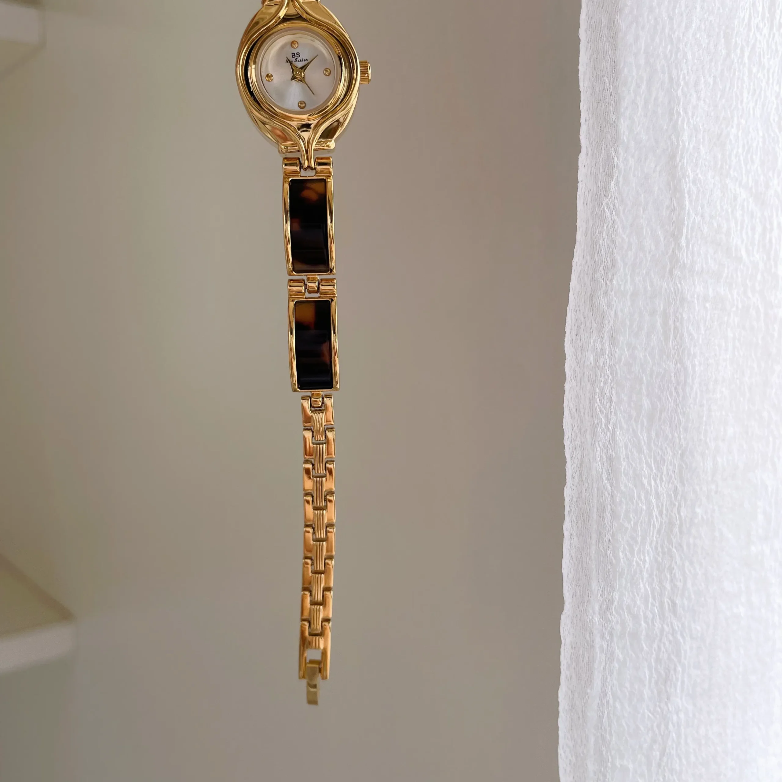 Vintage gold oval women’s bracelet watch with tortoiseshell chain design – WatchTrio
