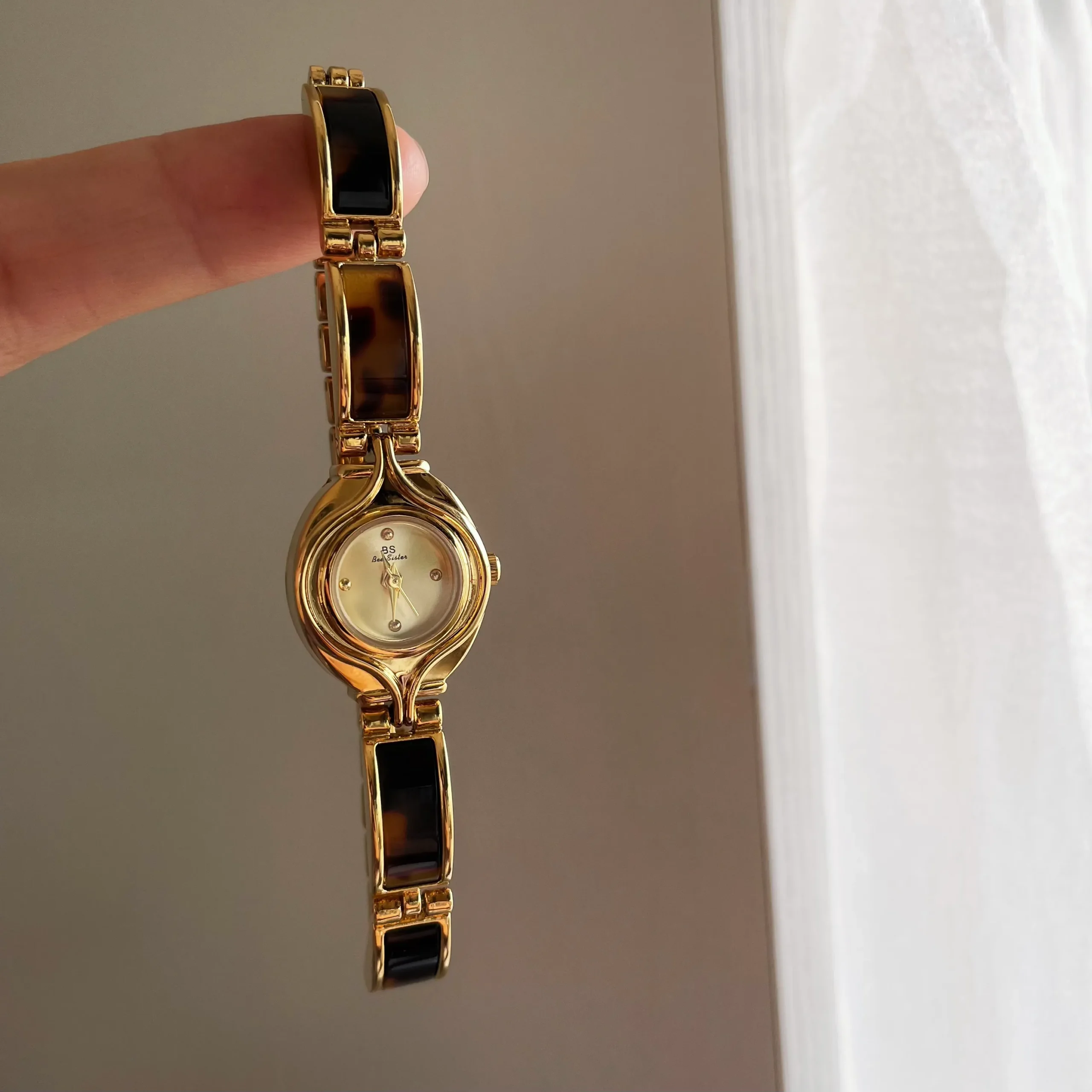 Vintage gold oval women’s watch with gold dial – WatchTrio