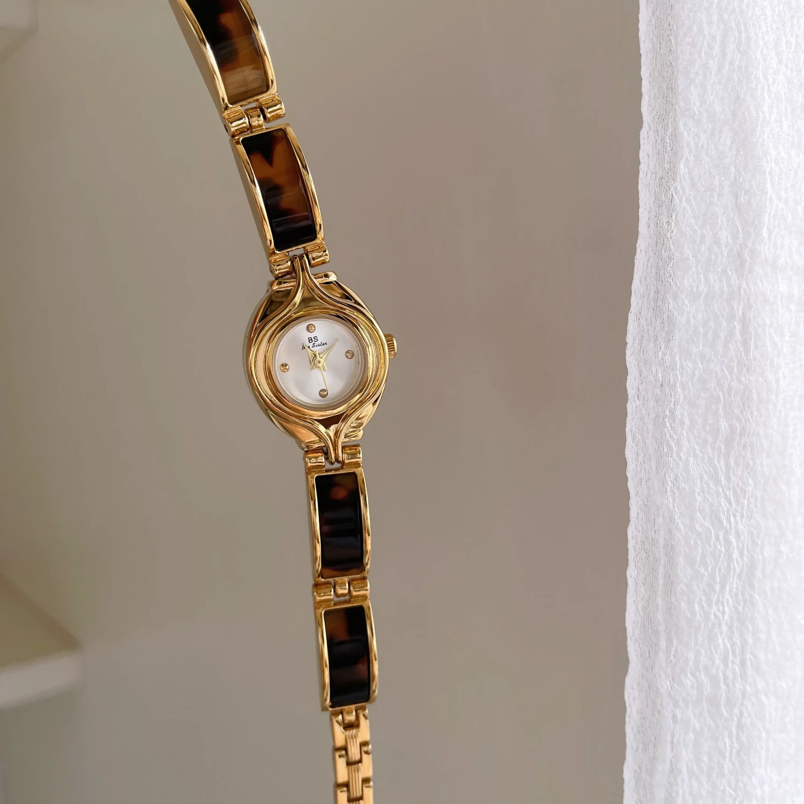 Vintage gold oval women’s bracelet watch with white dial – WatchTrio