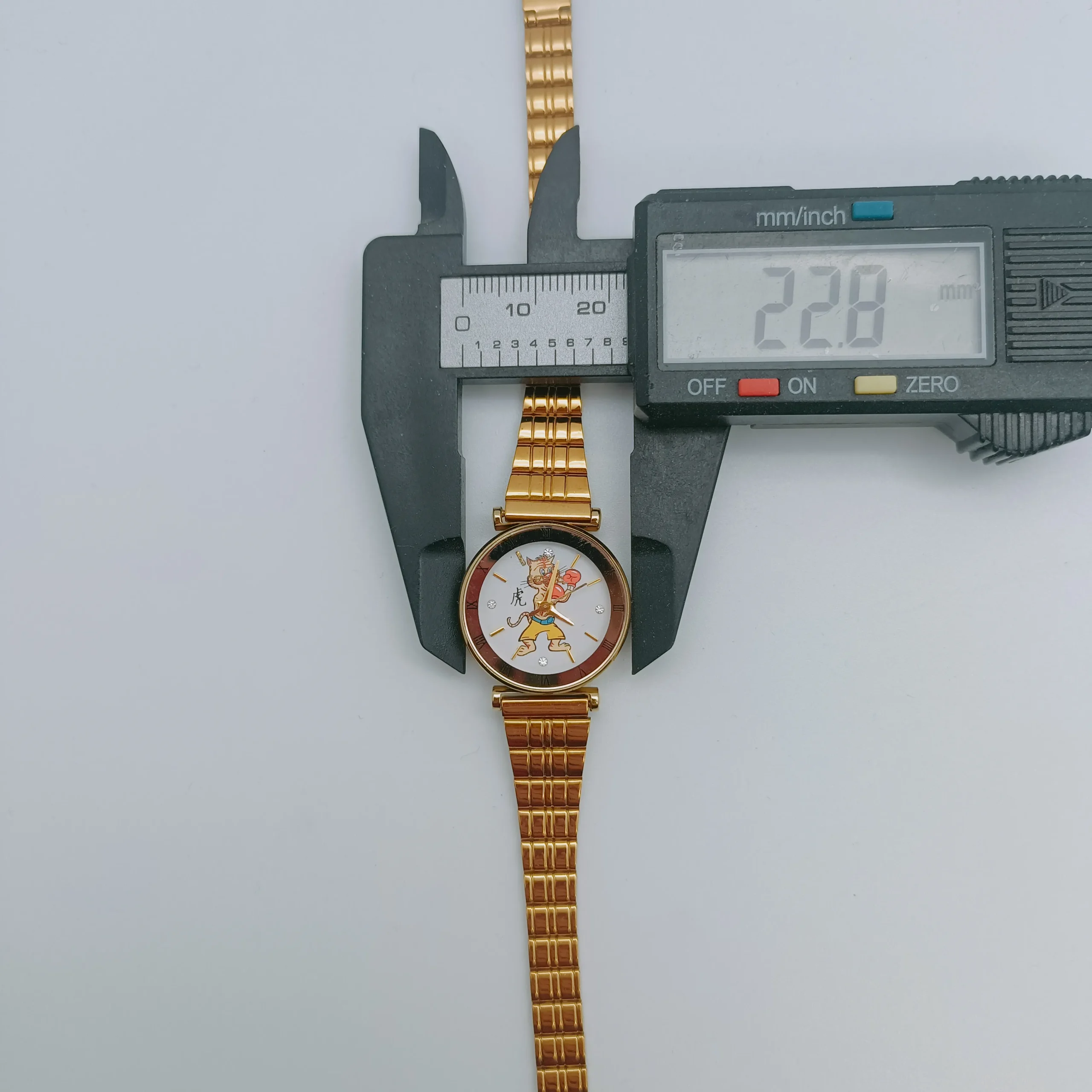 Vintage gold women’s watch with tiger dial, quartz movement, and size measurement shown – WatchTrio