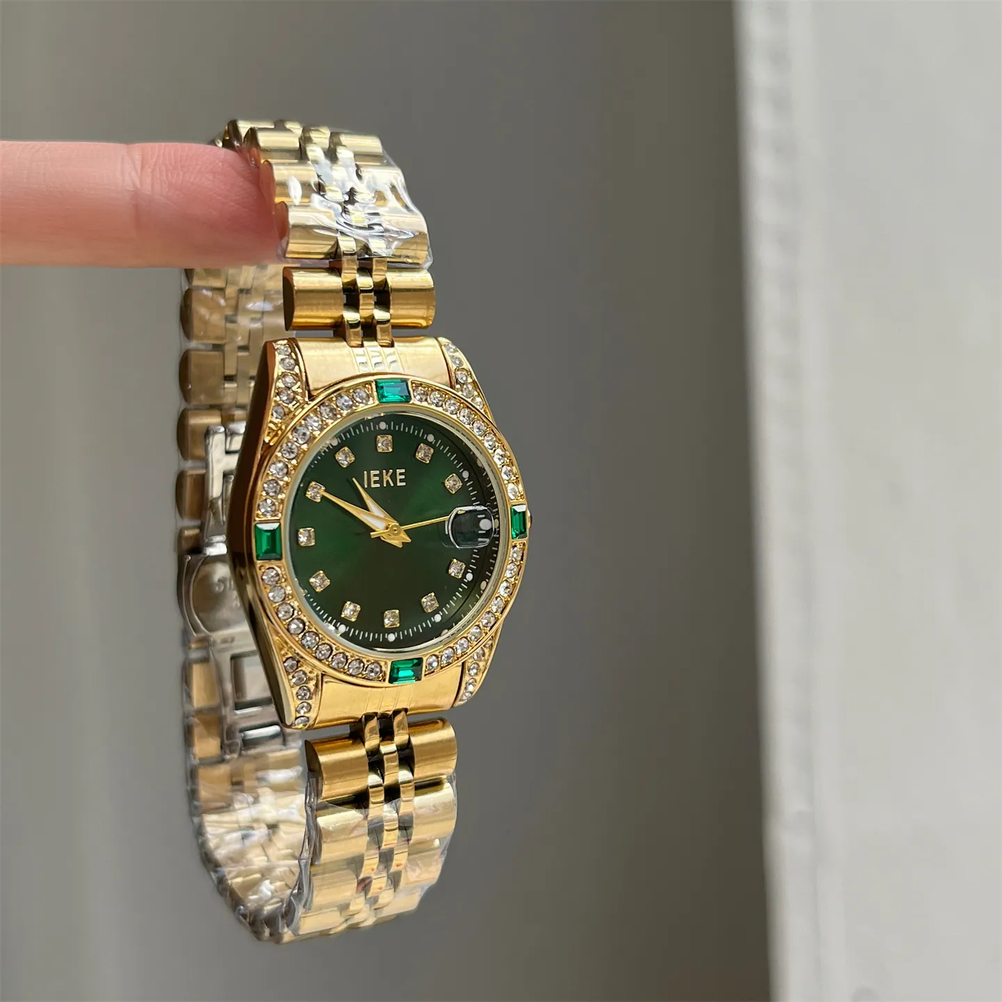 Vintage gold women’s watch with green dial and crystal bezel – WatchTrio