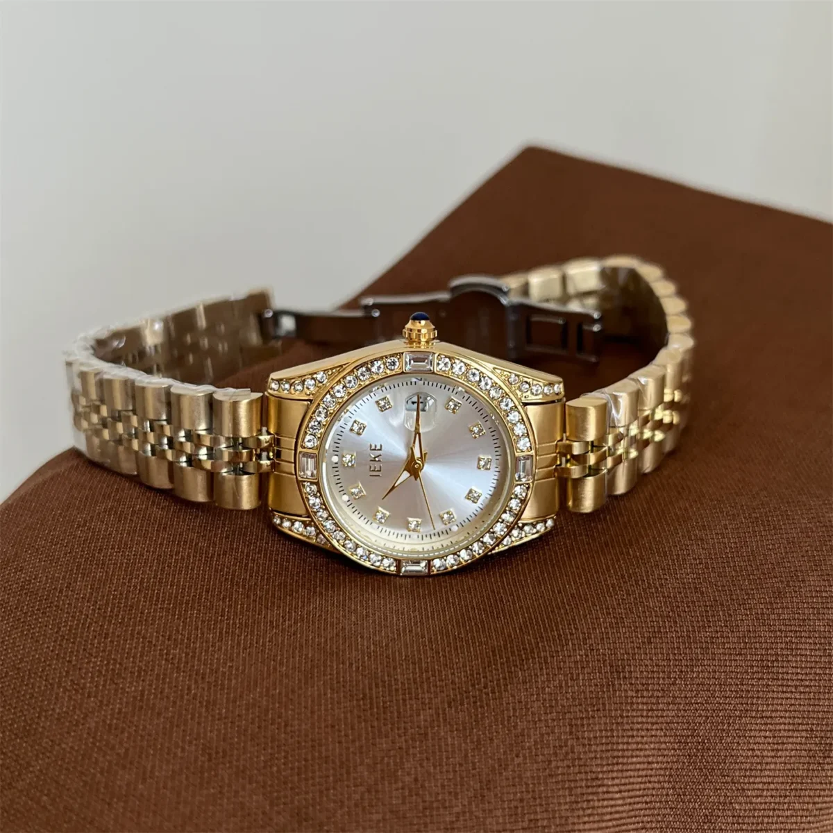 Vintage gold women’s watch with white dial and quartz movement – WatchTrio