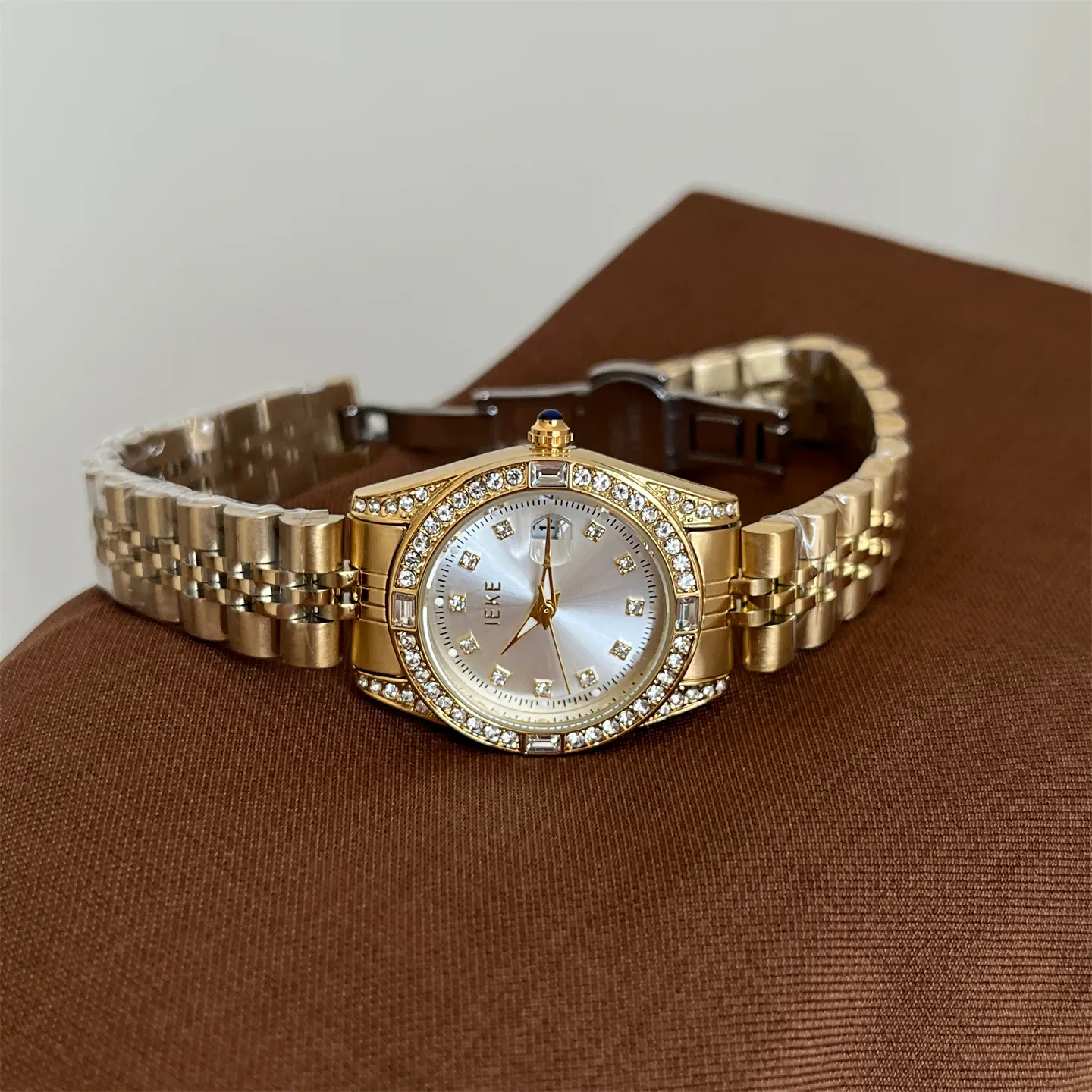 Vintage gold women’s watch with white dial and quartz movement – WatchTrio