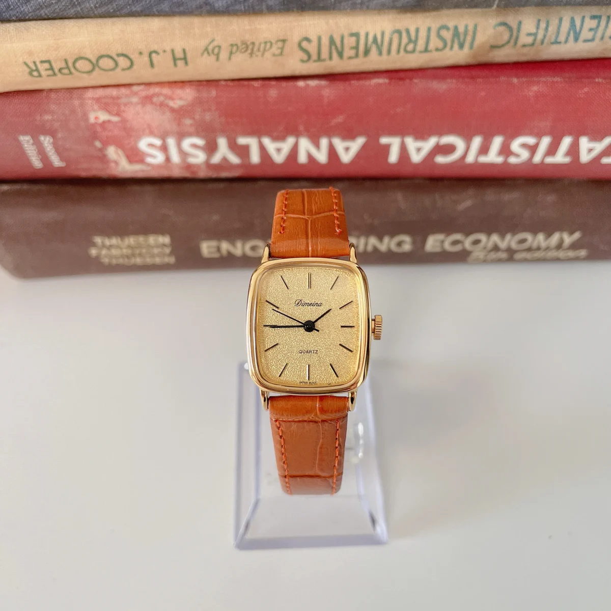 Vintage gold women’s leather watch with light brown strap and gold dial – WatchTrio