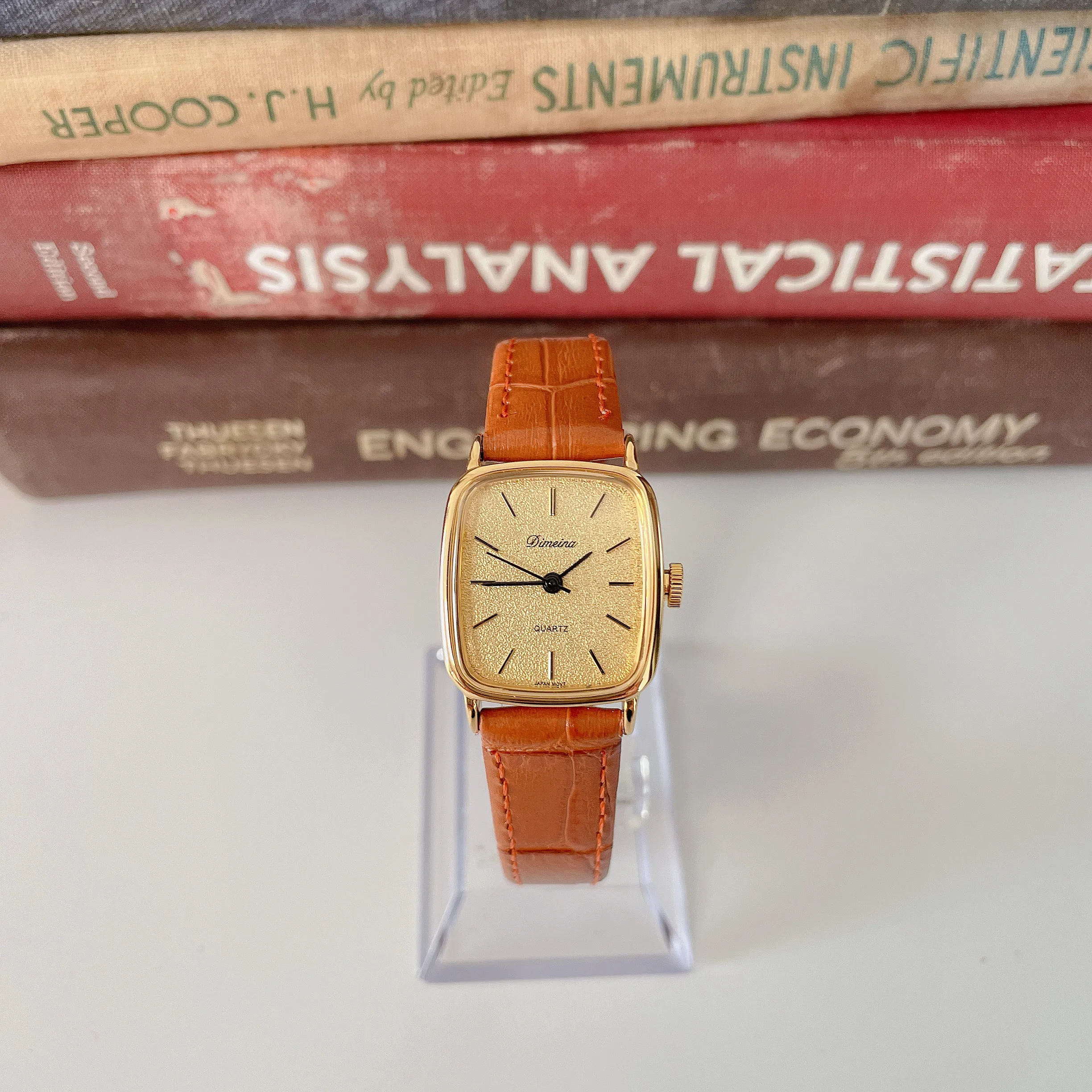 Vintage gold women’s leather watch with light brown strap and gold dial – WatchTrio