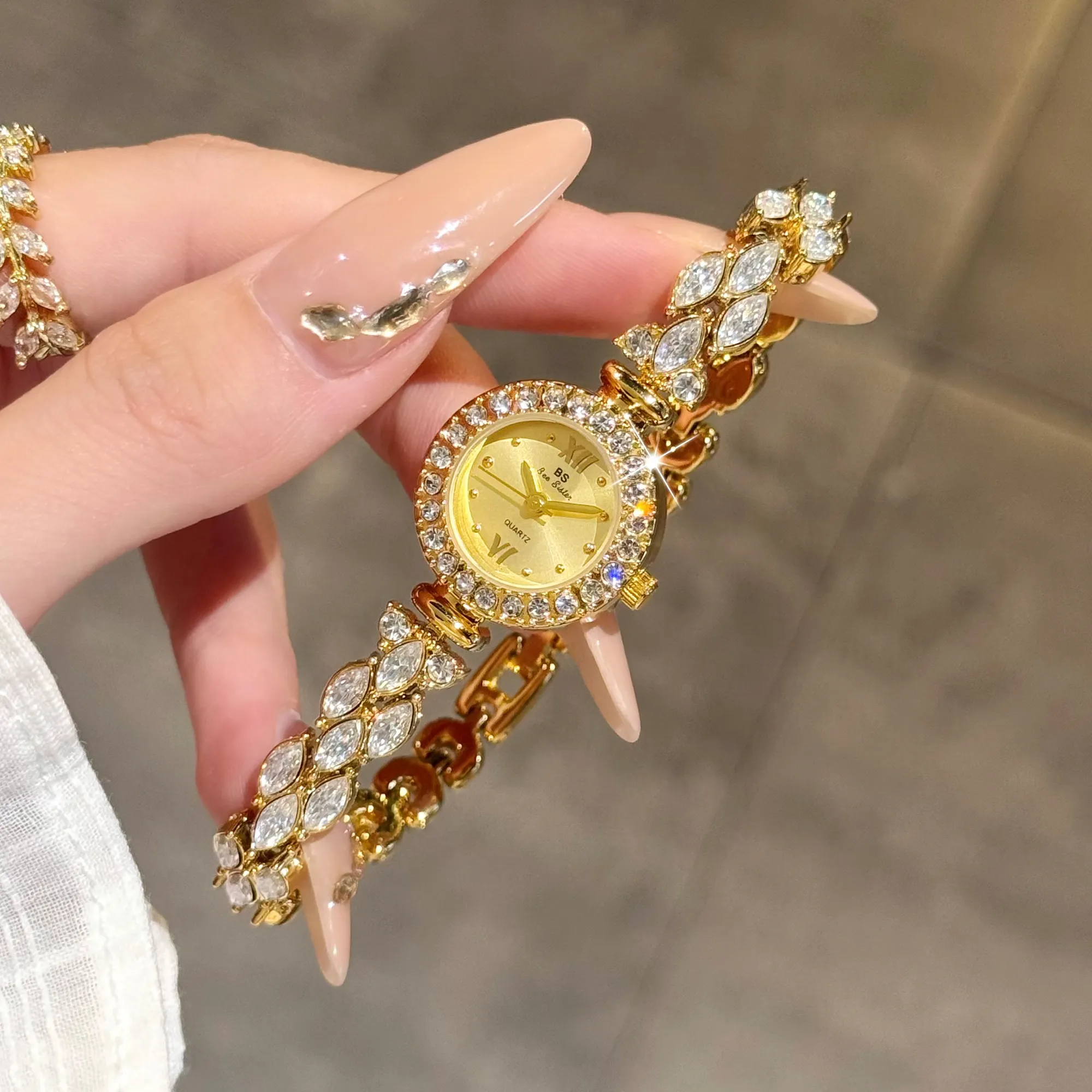 Vintage gold women’s watch with crystal bezel and gold dial – WatchTrio