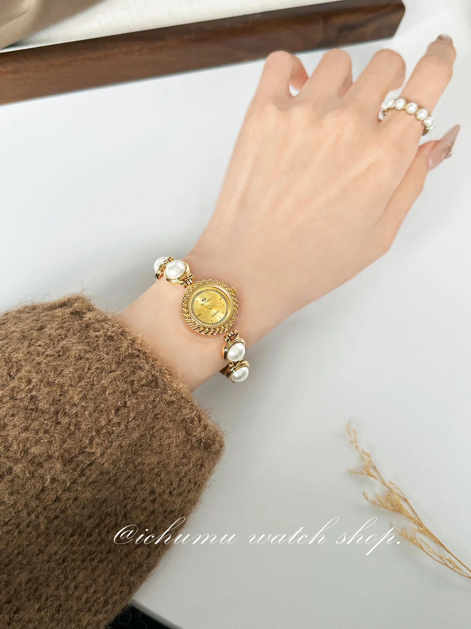 Retro gold ladies watch with pearl bracelet and 22mm dial – WatchTrio