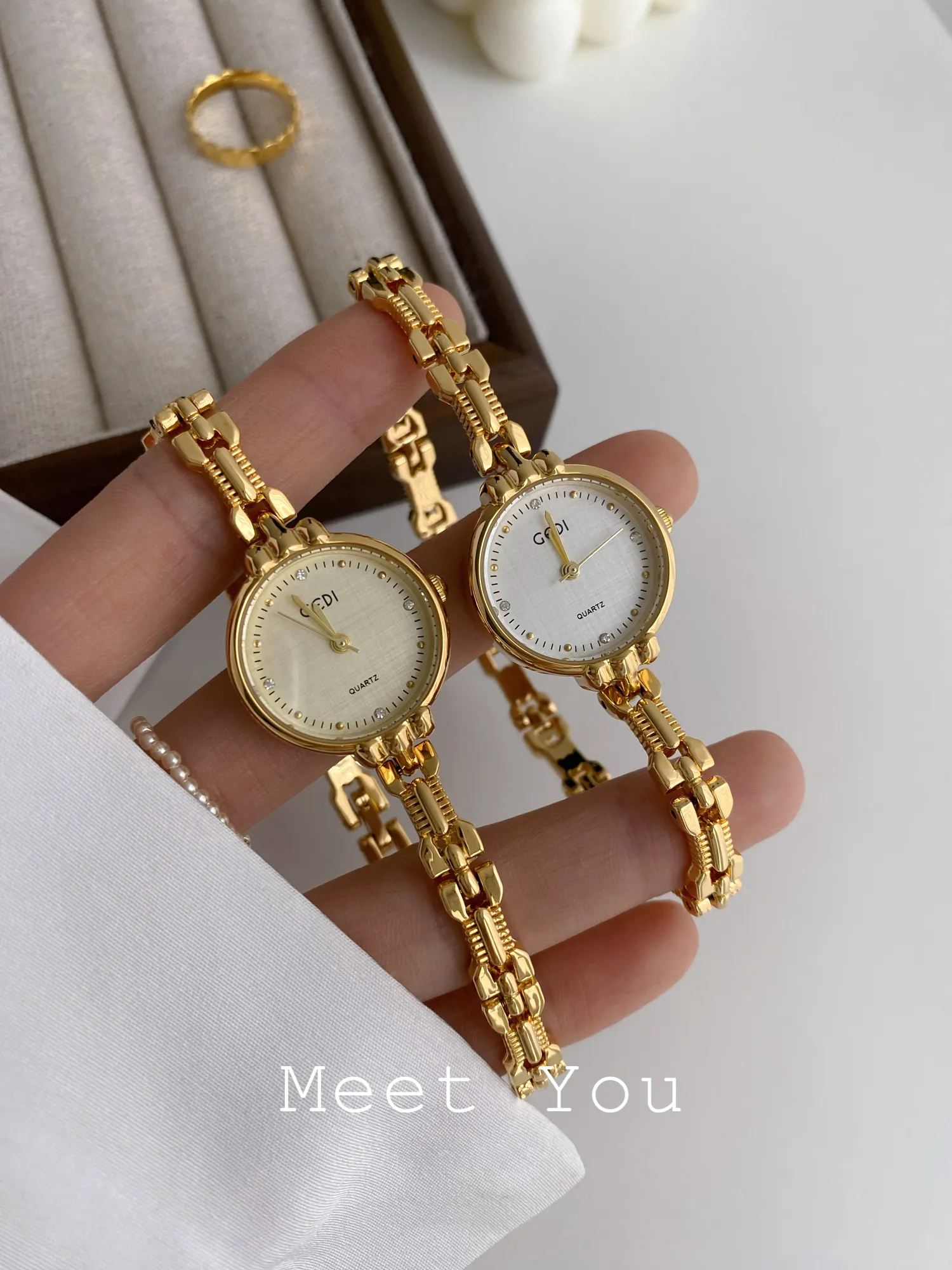 Vintage gold women’s watch with round dial – WatchTrio