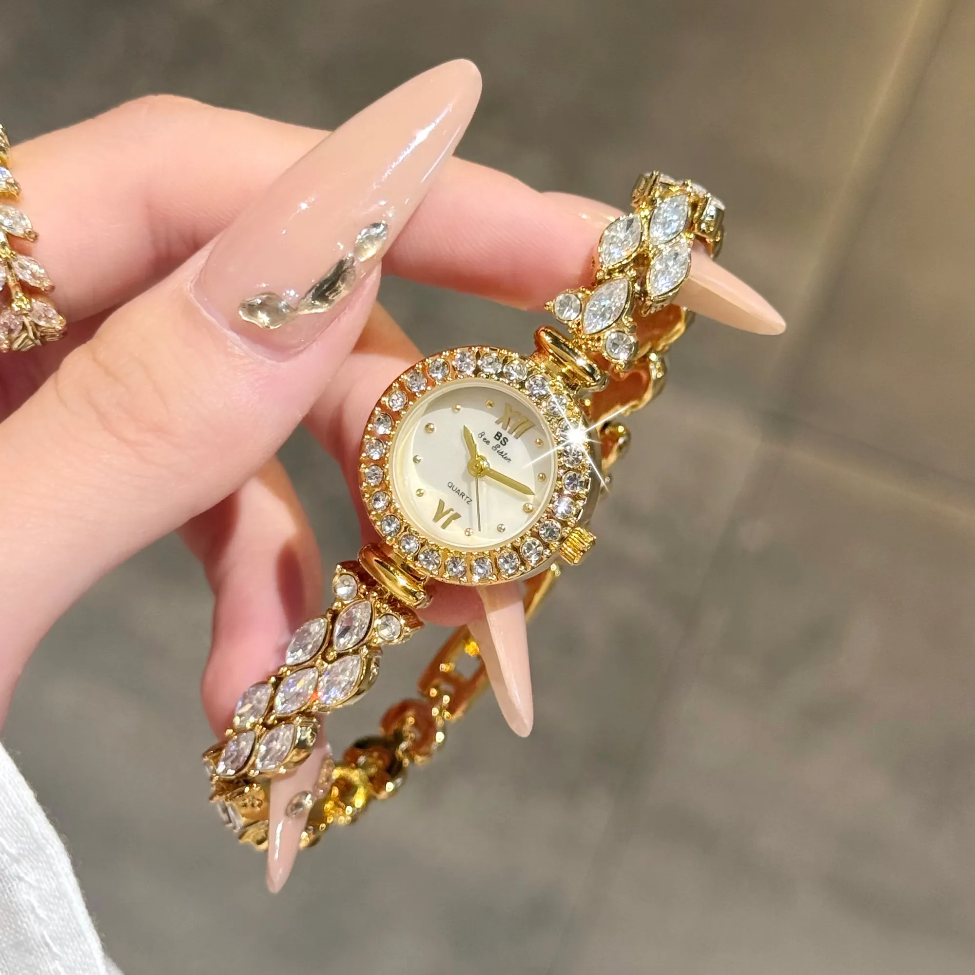 Vintage gold women’s watch with crystal bezel and white dial – WatchTrio