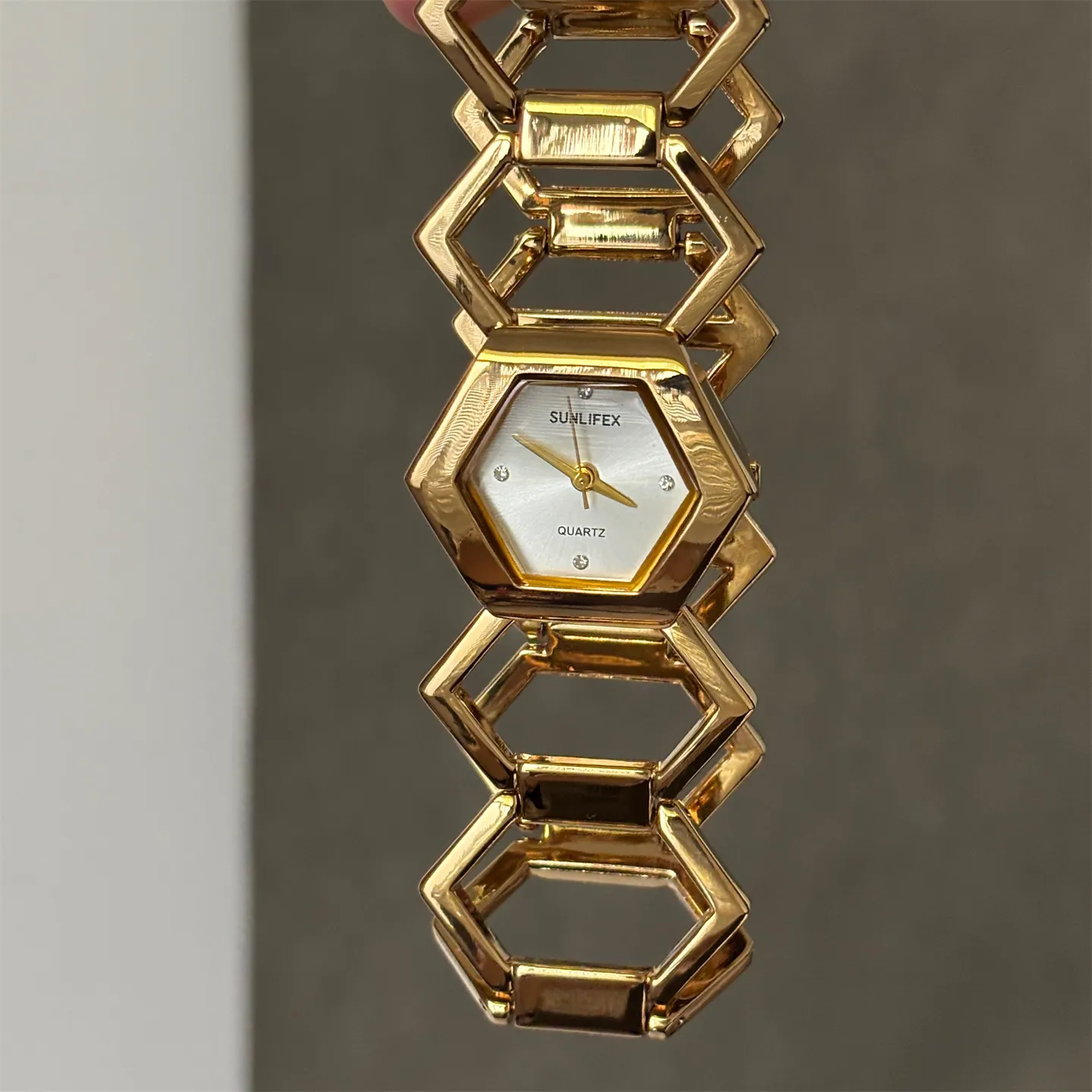 Vintage hexagon ladies’ watch with gold strap and white dial, quartz movement – WatchTrio