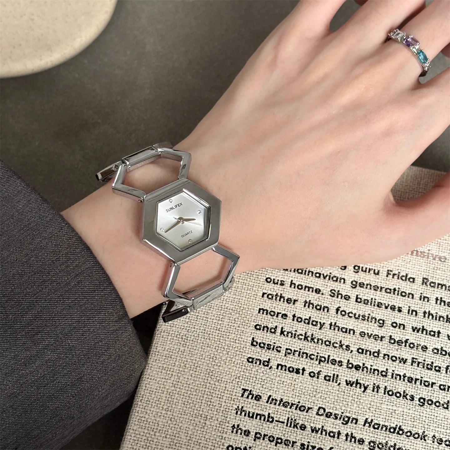 Retro silver hexagon women’s watch with metal bracelet and white dial – WatchTrio