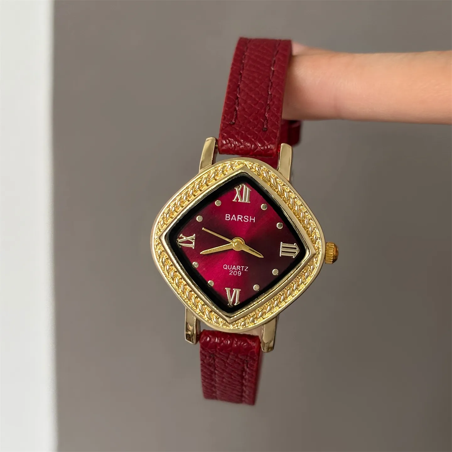 Vintage leather women’s watch with red strap and diamond-shaped dial – WatchTrio