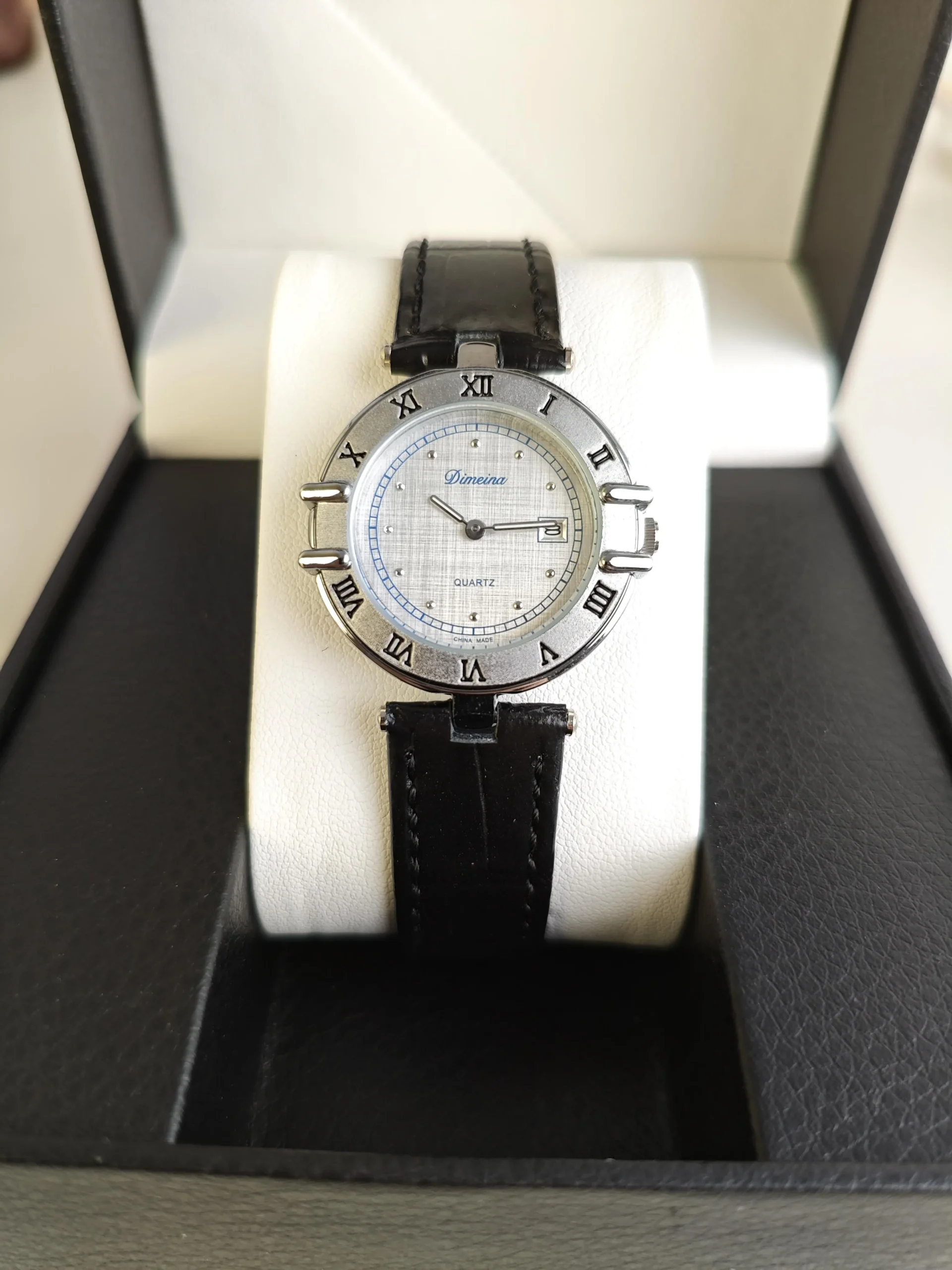 Vintage silver women’s watch with Roman numerals and leather strap – WatchTrio