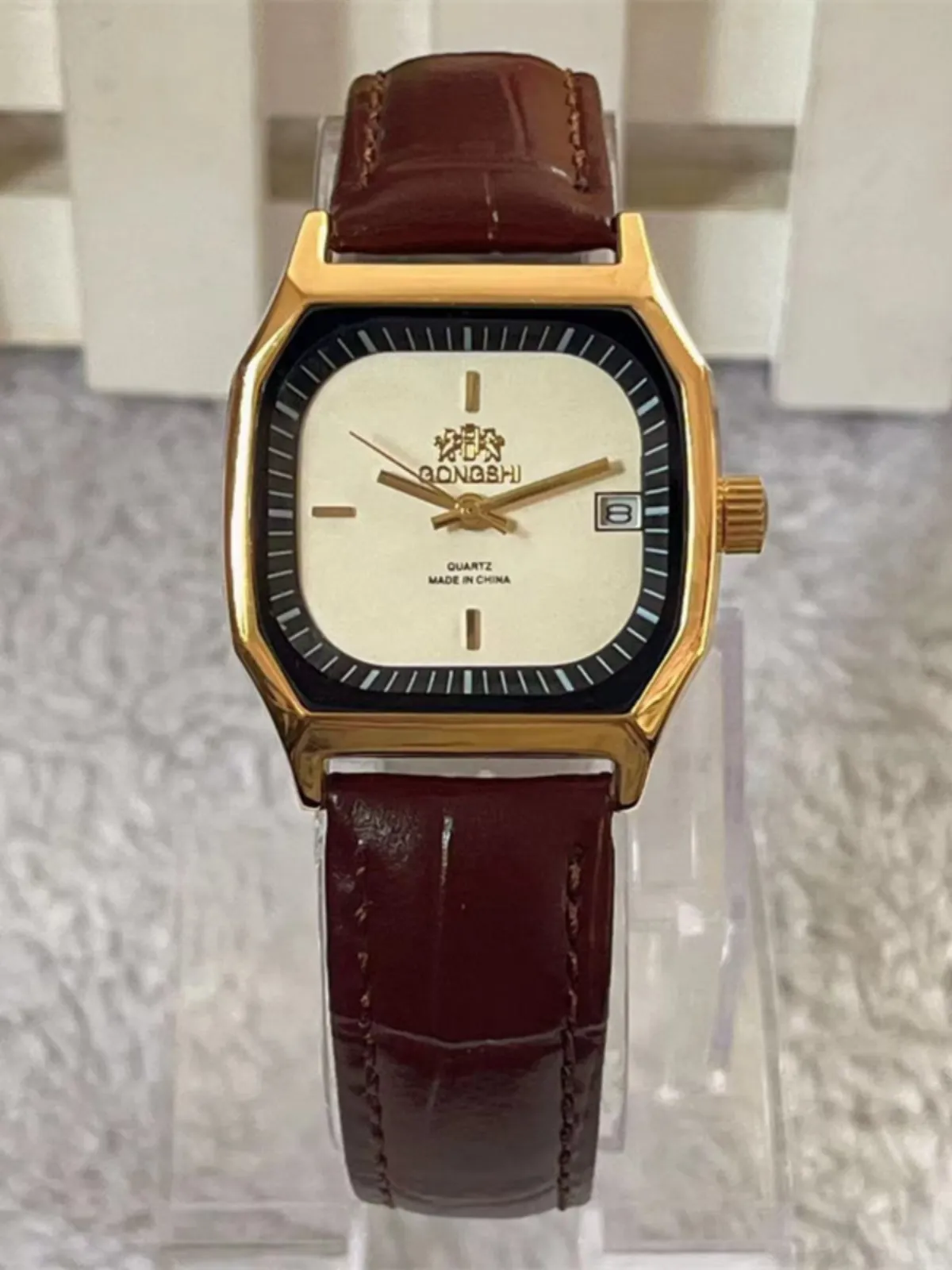 Vintage gold square women’s watch with leather strap – WatchTrio