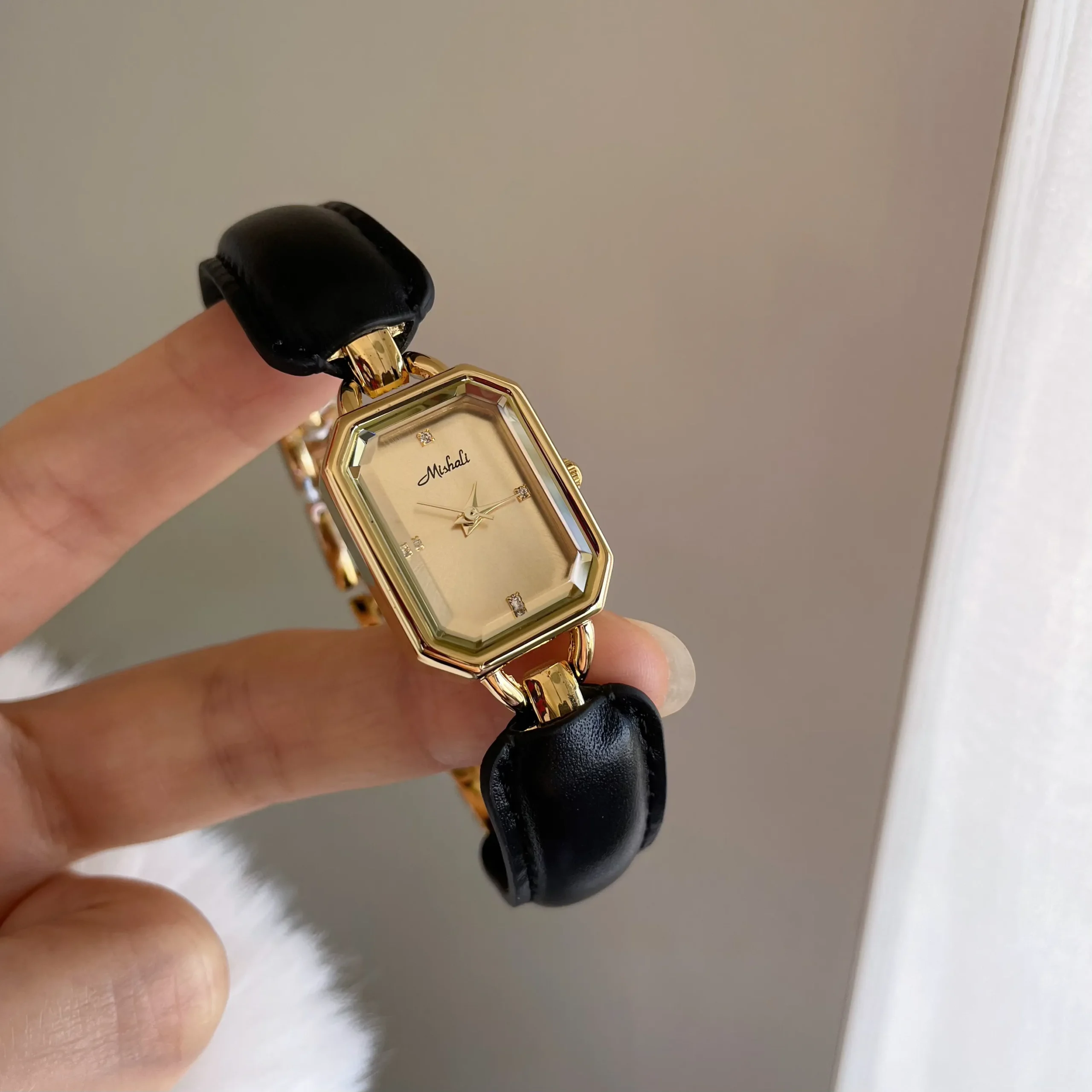 Vintage women’s leather watch with black dial and quartz movement – WatchTrio