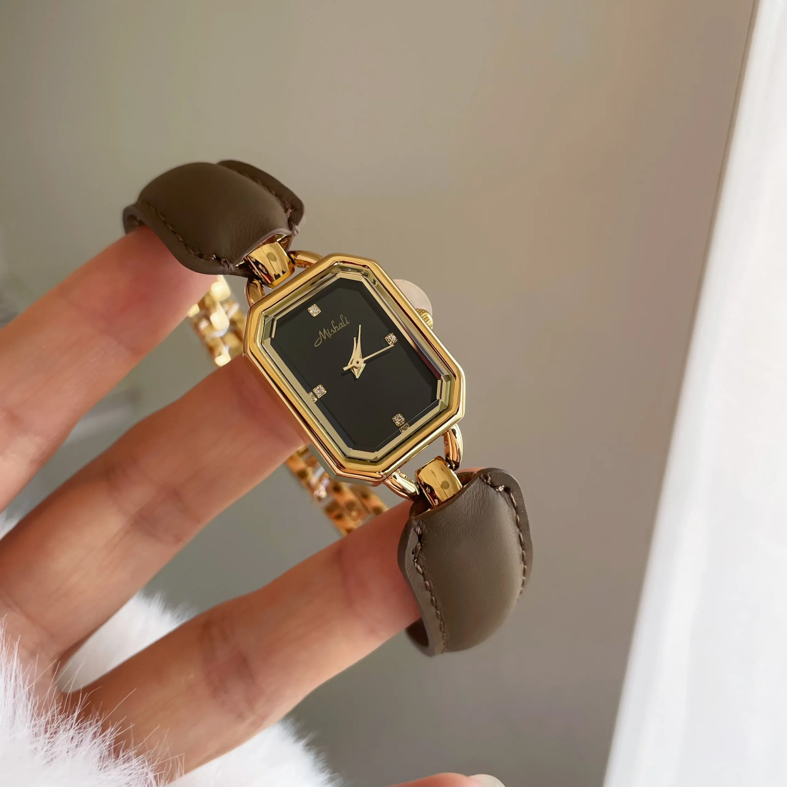 Vintage women’s leather watch with brown dial and quartz movement – WatchTrio