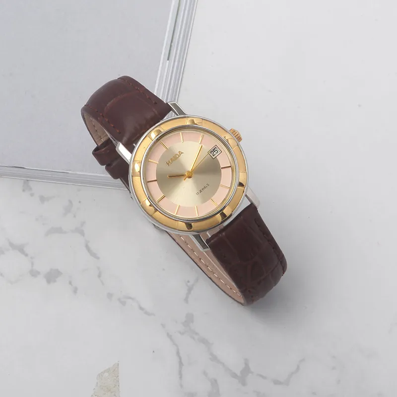 Brown leather vintage men’s manual mechanical wristwatch