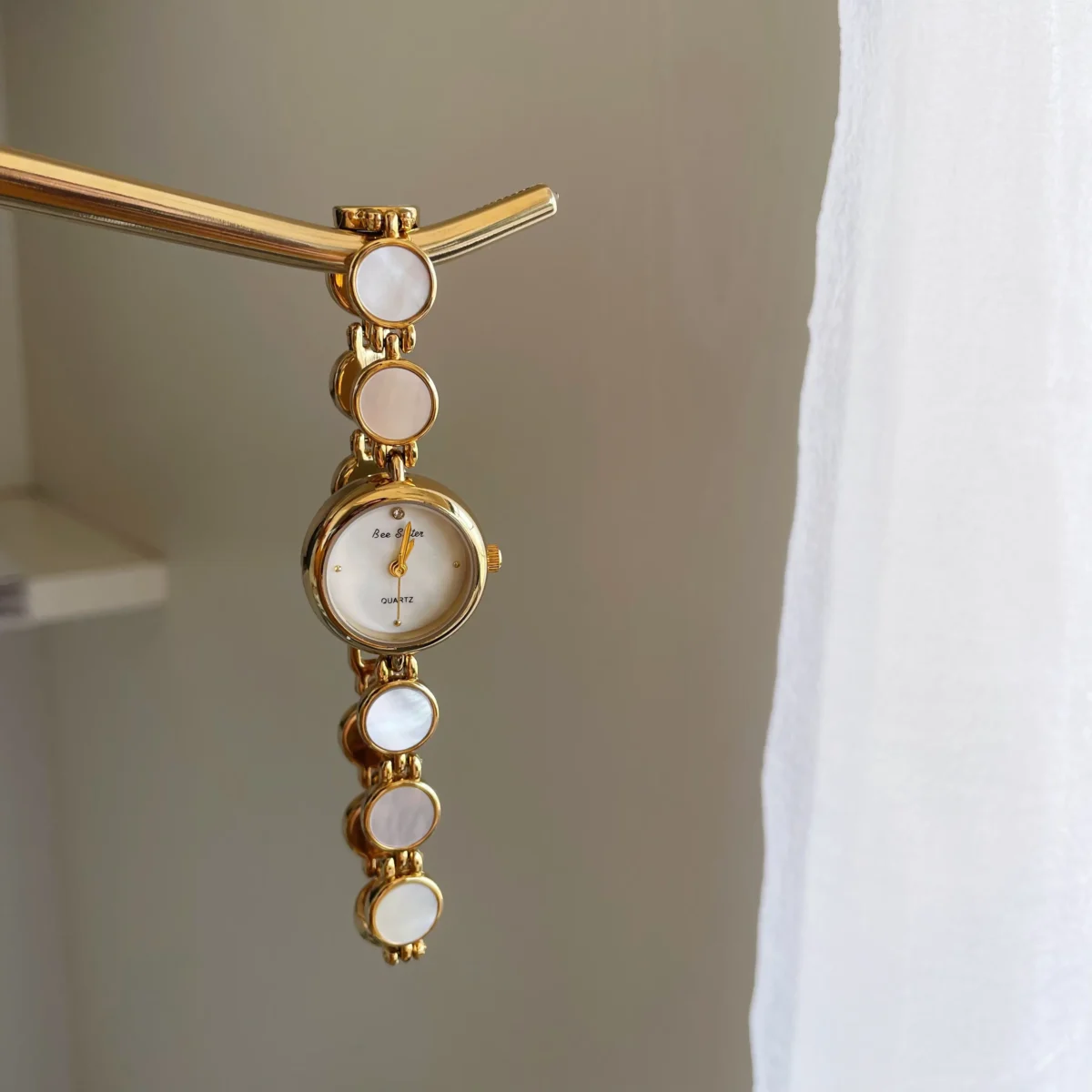 Vintage gold women’s bracelet watch with blue mother-of-pearl – WatchTrio