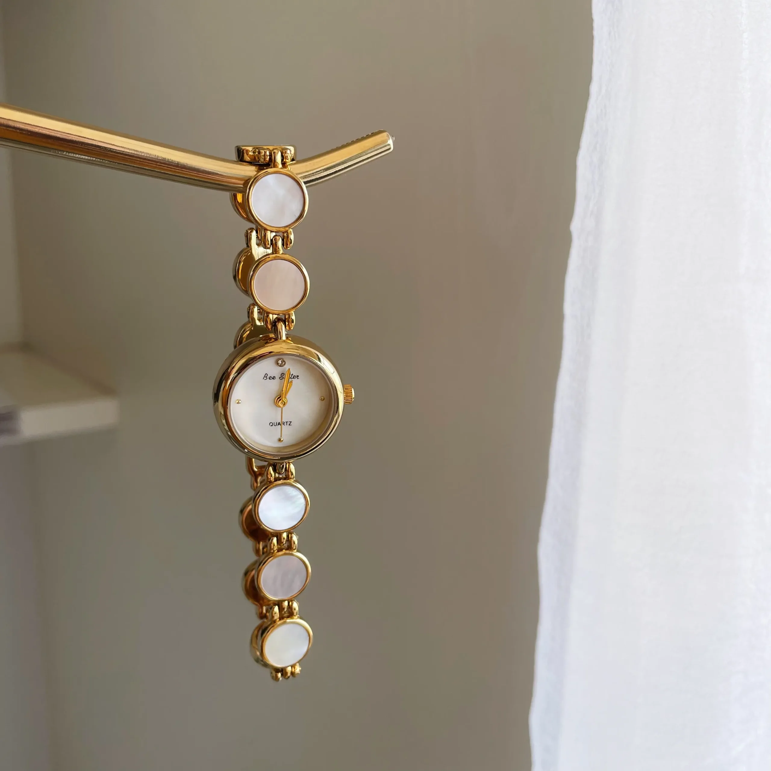 Vintage gold women’s bracelet watch with blue mother-of-pearl – WatchTrio