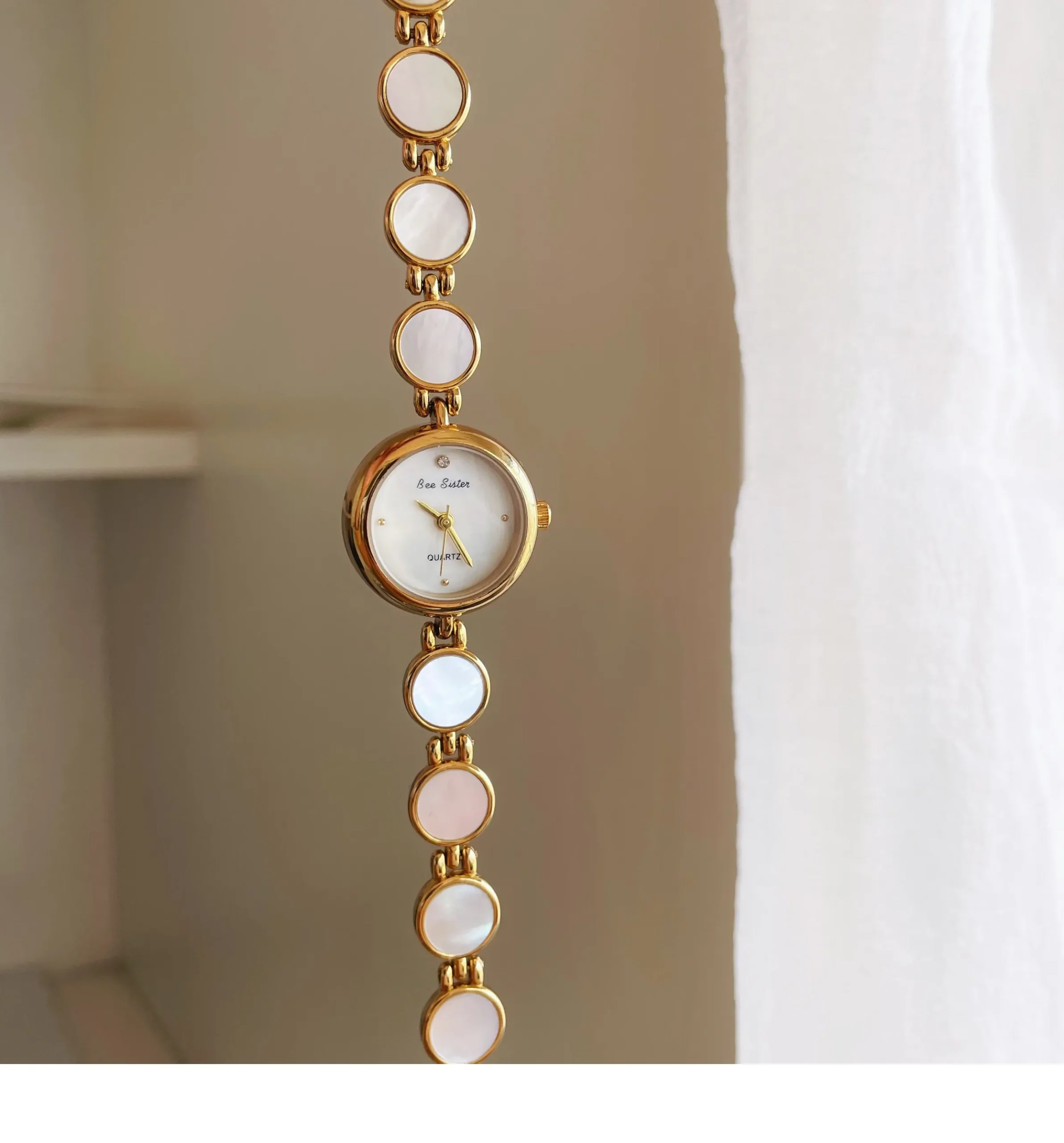 Vintage gold women’s bracelet watch with white mother-of-pearl – WatchTrio