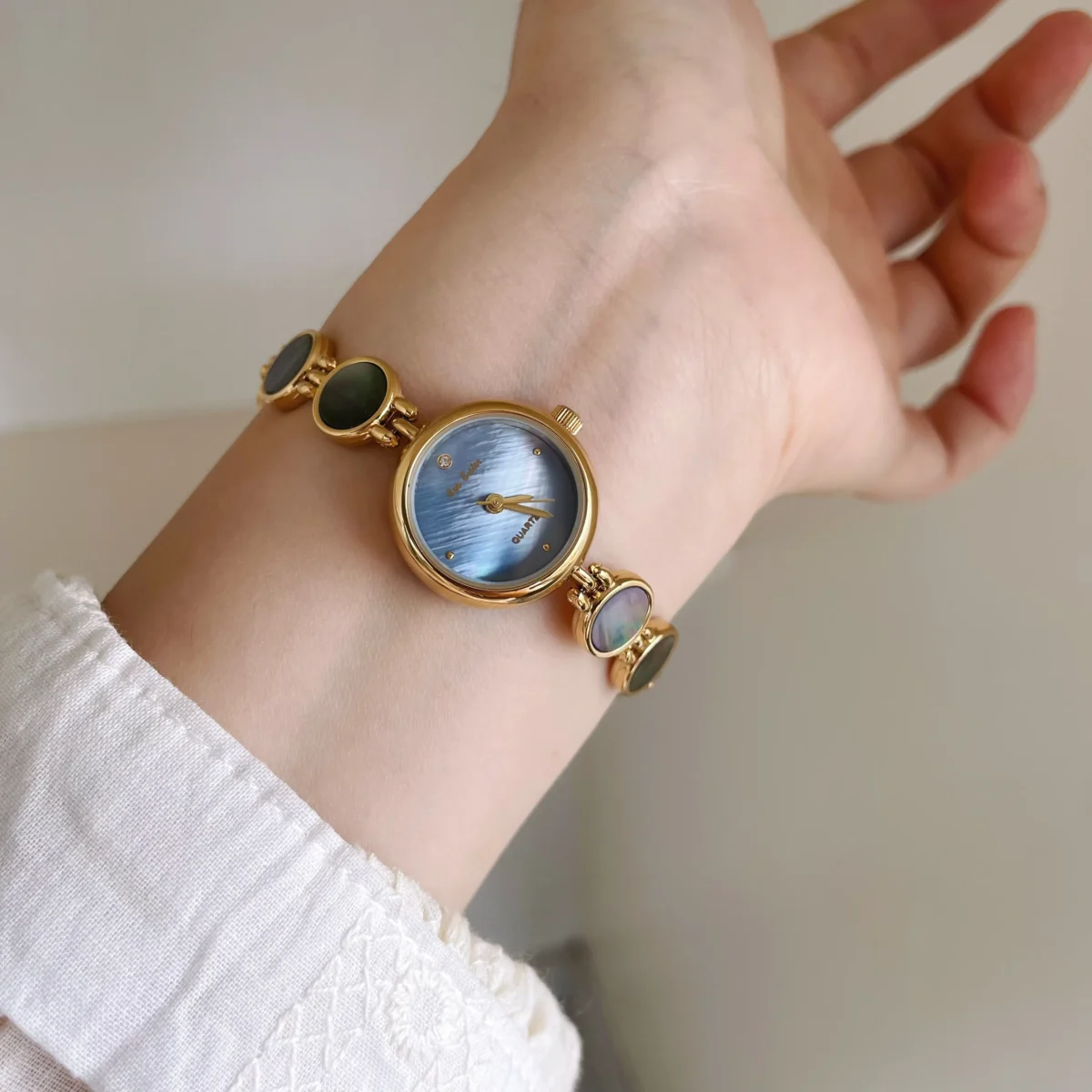 Retro bracelet women’s watch with blue mother-of-pearl dial – WatchTrio
