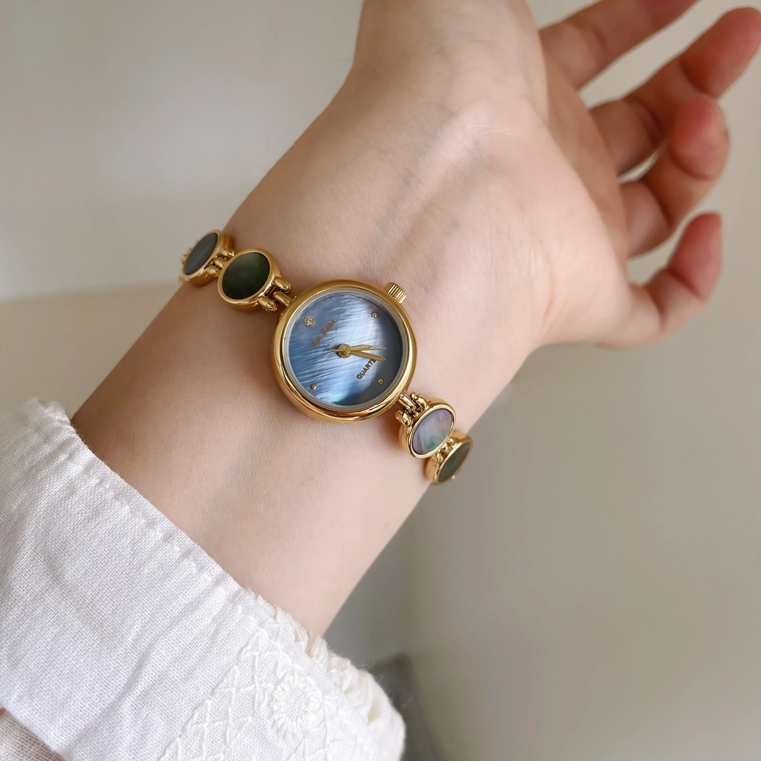 Retro bracelet women’s watch with blue mother-of-pearl dial – WatchTrio