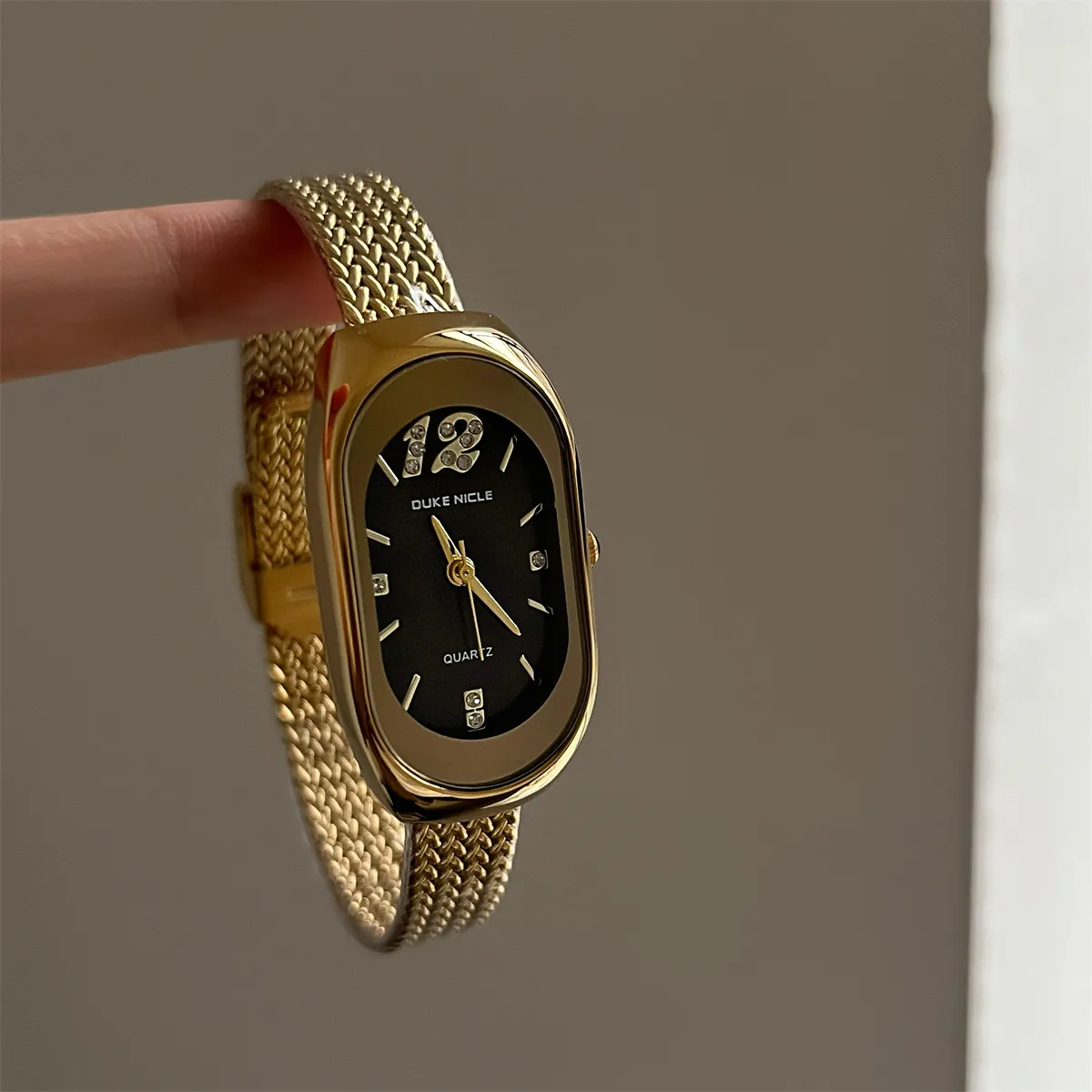 Vintage Oval Women’s Watch – Gold Case, Black Dial