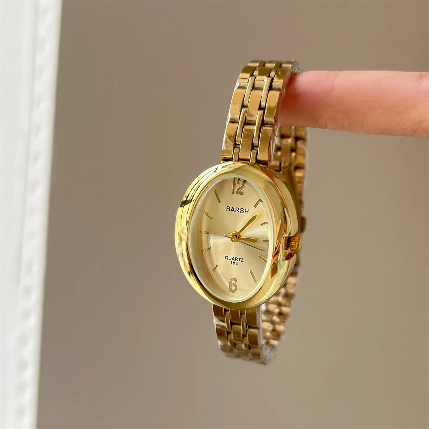 Vintage oval women’s watch with gold dial and quartz movement – WatchTrio
