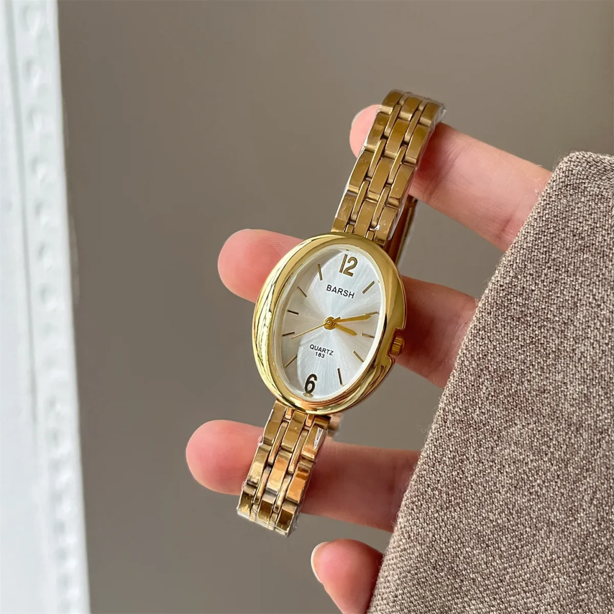 Vintage oval women’s watch with white dial and gold bracelet strap – WatchTrio