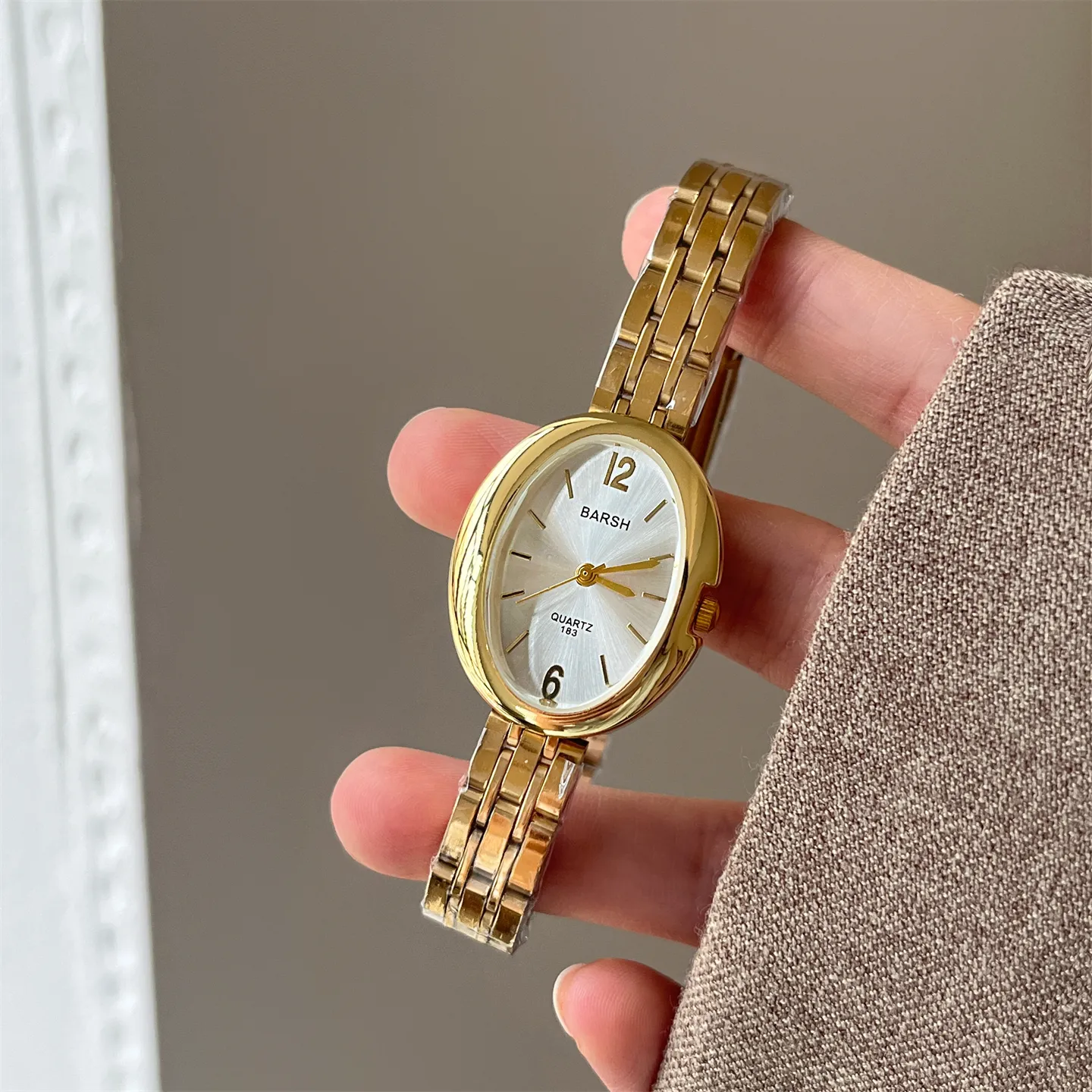 Vintage oval women’s watch with white dial and gold bracelet strap – WatchTrio