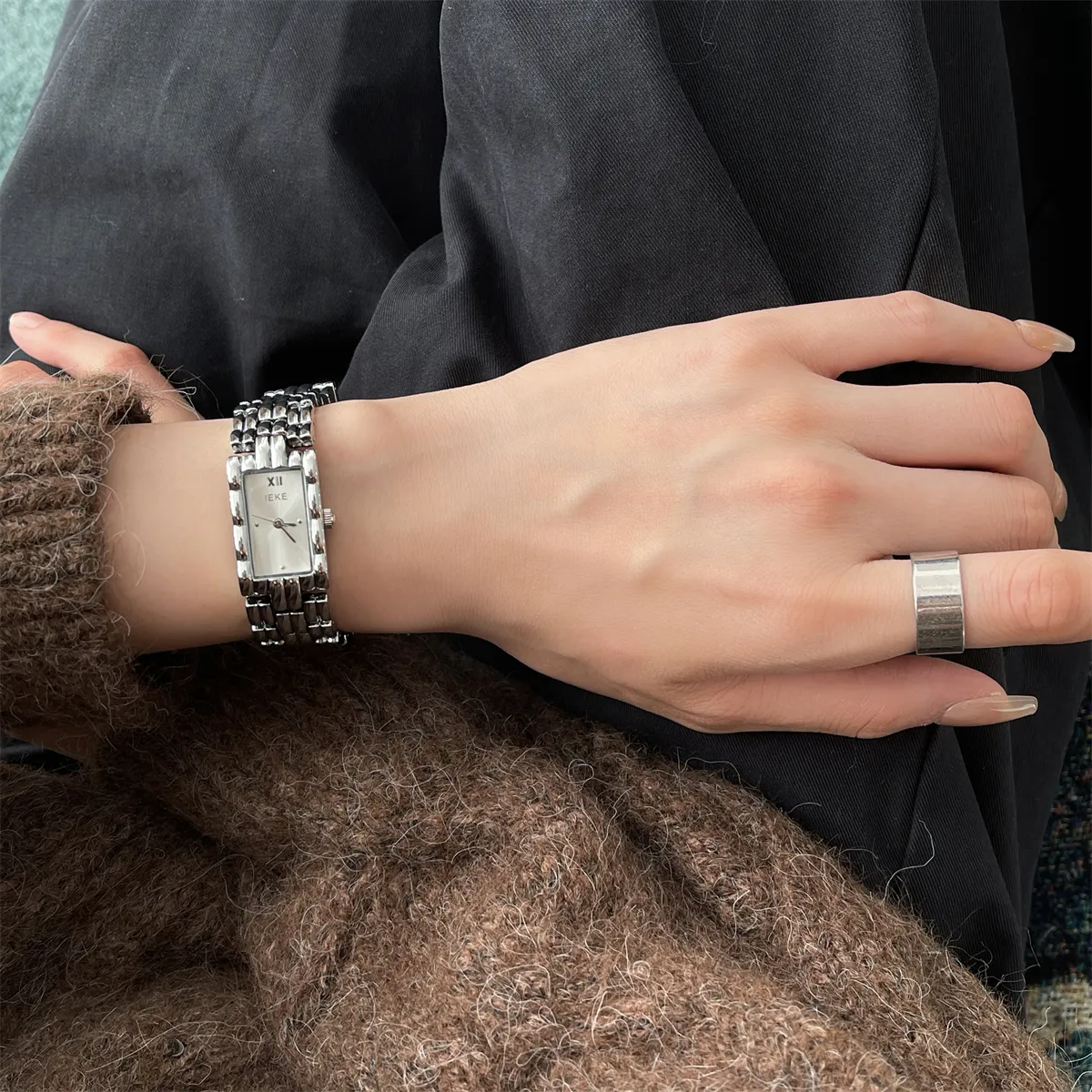 Vintage rectangular silver women’s watch with stainless steel bracelet – WatchTrio