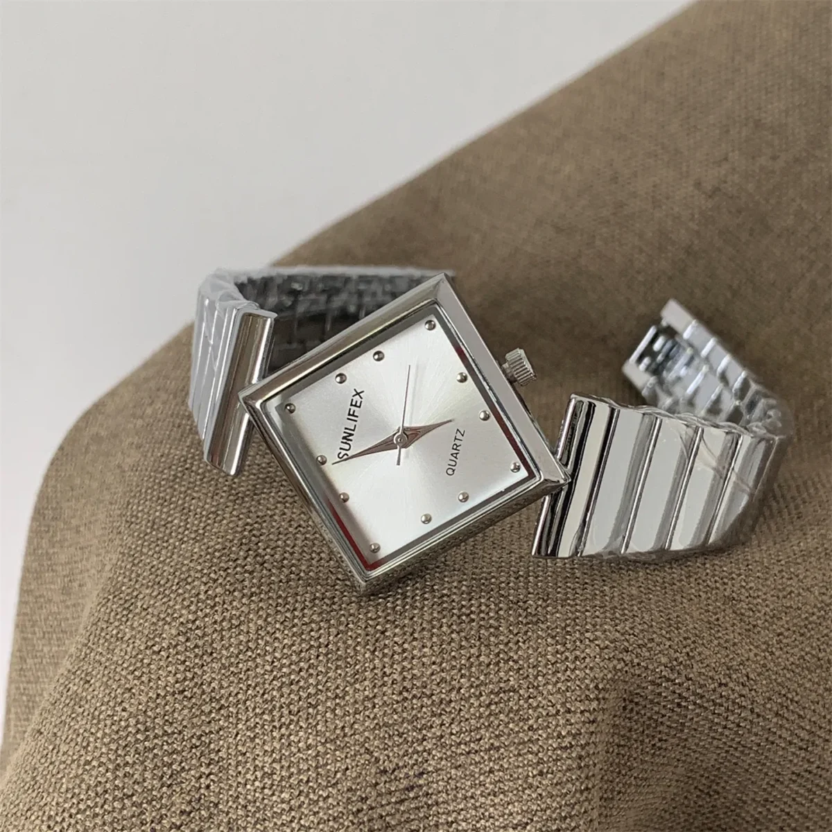 Vintage silver women’s diamond-shape watch with retro square dial – WatchTrio